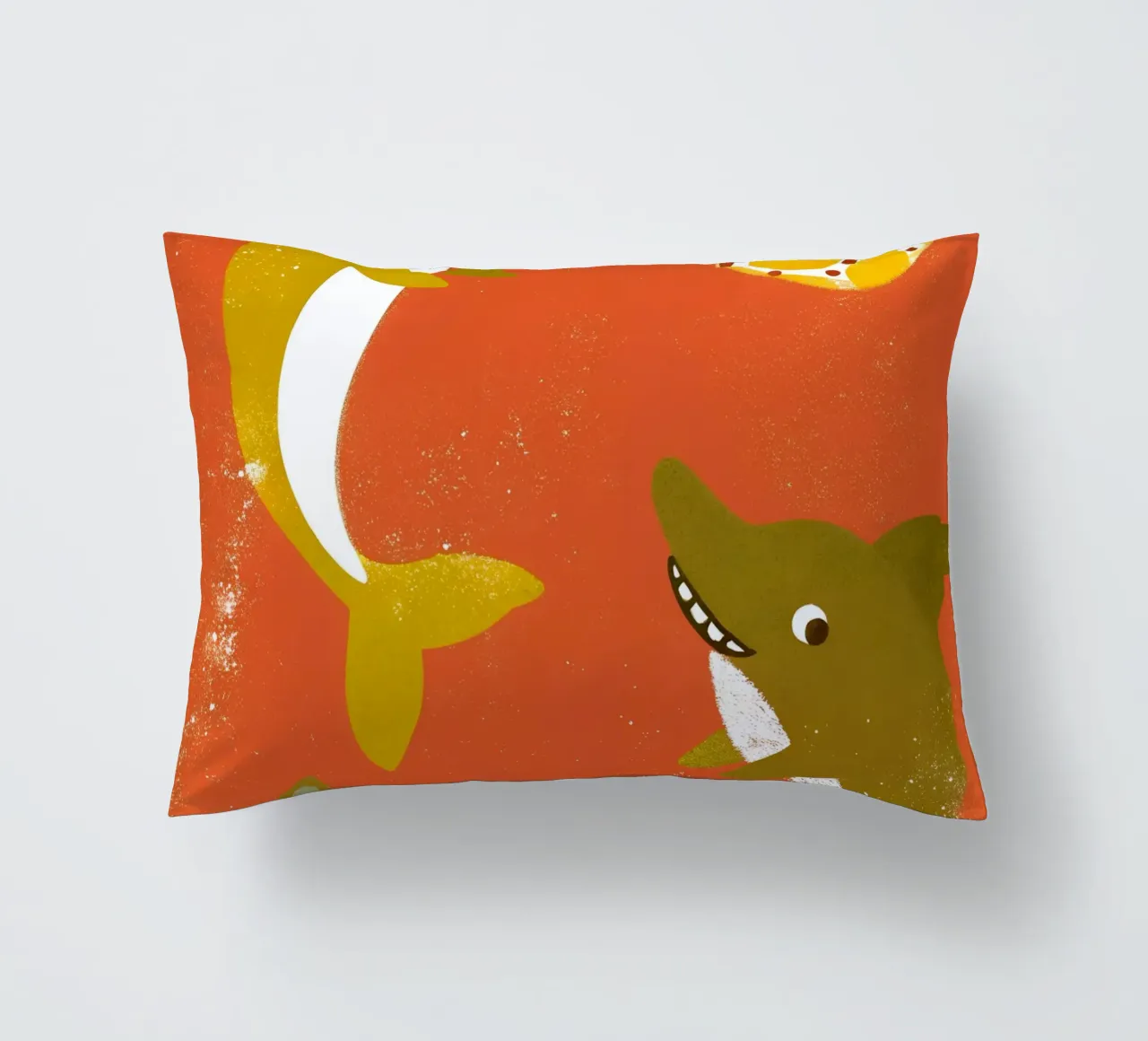 Delfini e squali che giocano a palla cuscino da THE LATEST SHOP
