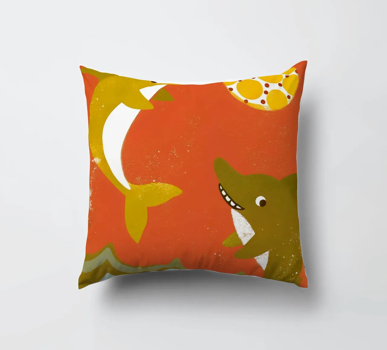 Delfini e squali che giocano a palla cuscino da THE LATEST SHOP