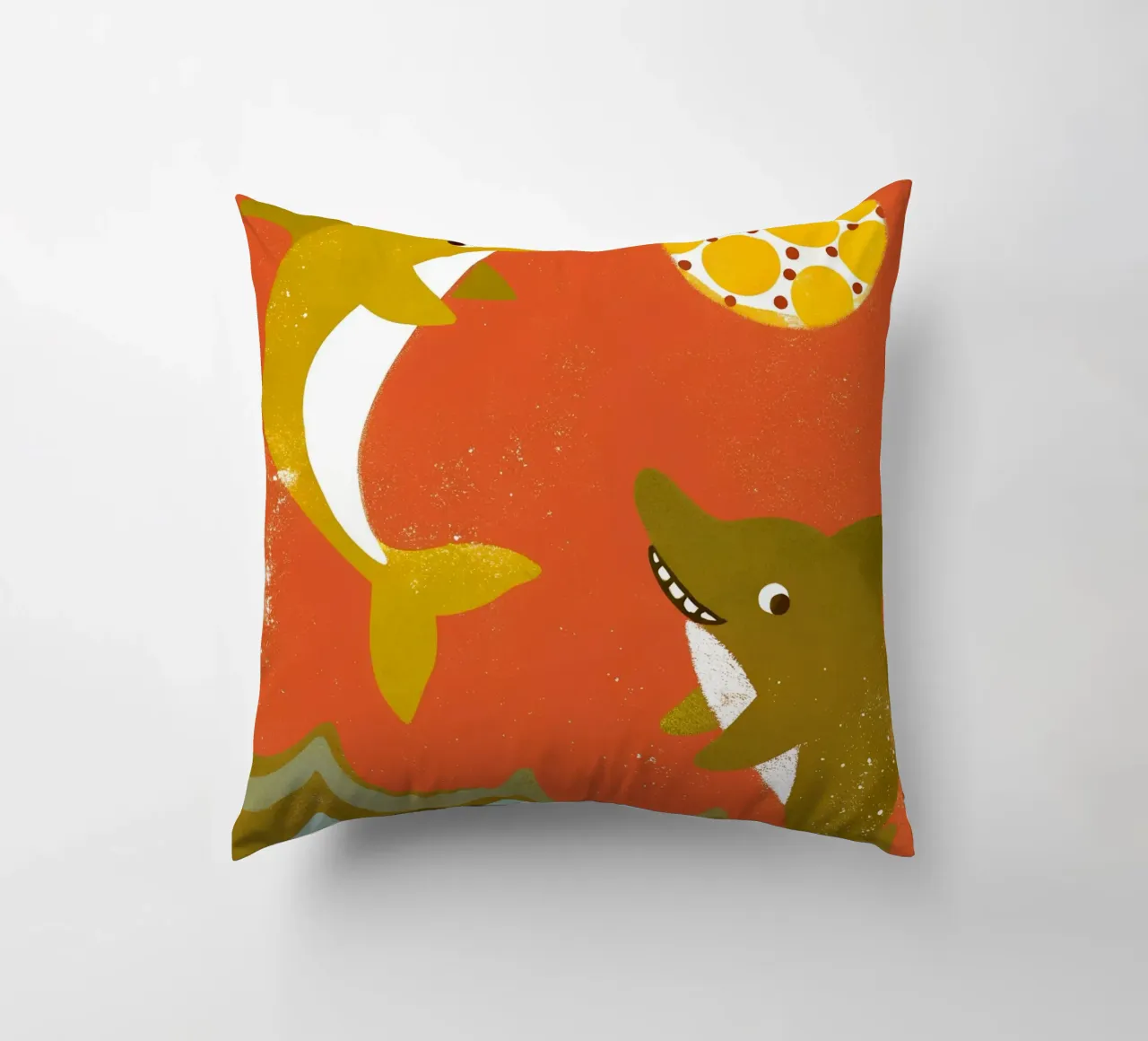 Delfini e squali che giocano a palla cuscino da THE LATEST SHOP