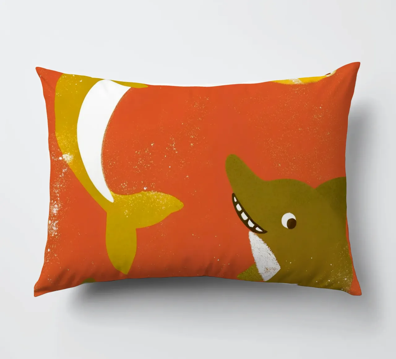 Delfini e squali che giocano a palla cuscino da THE LATEST SHOP