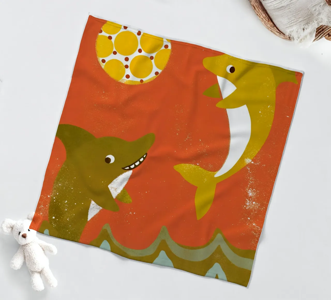 Delfini e squali che giocano a palla coperta in pile da THE LATEST SHOP