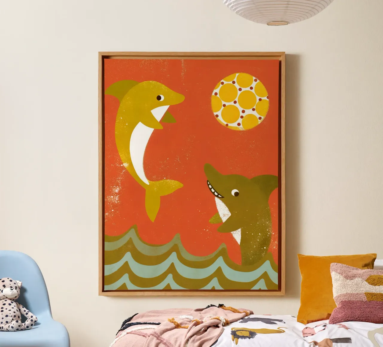 Delfini e squali che giocano a palla tela con Cornice a cassetta da THE LATEST SHOP