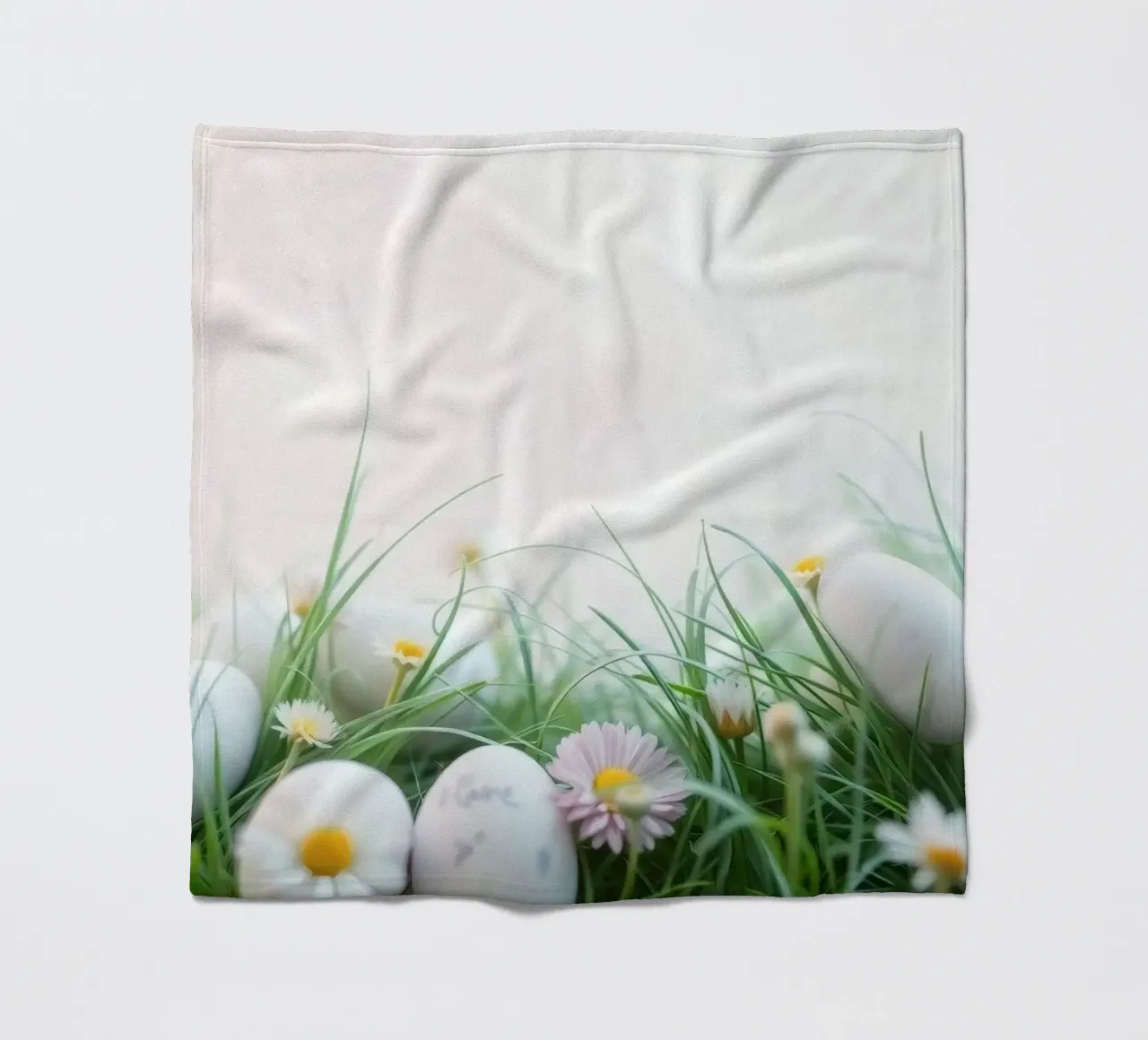 Caccia all'uovo di Pasqua in un prato pieno di margherite e di fiori. coperta in pile da DesignDoodle
