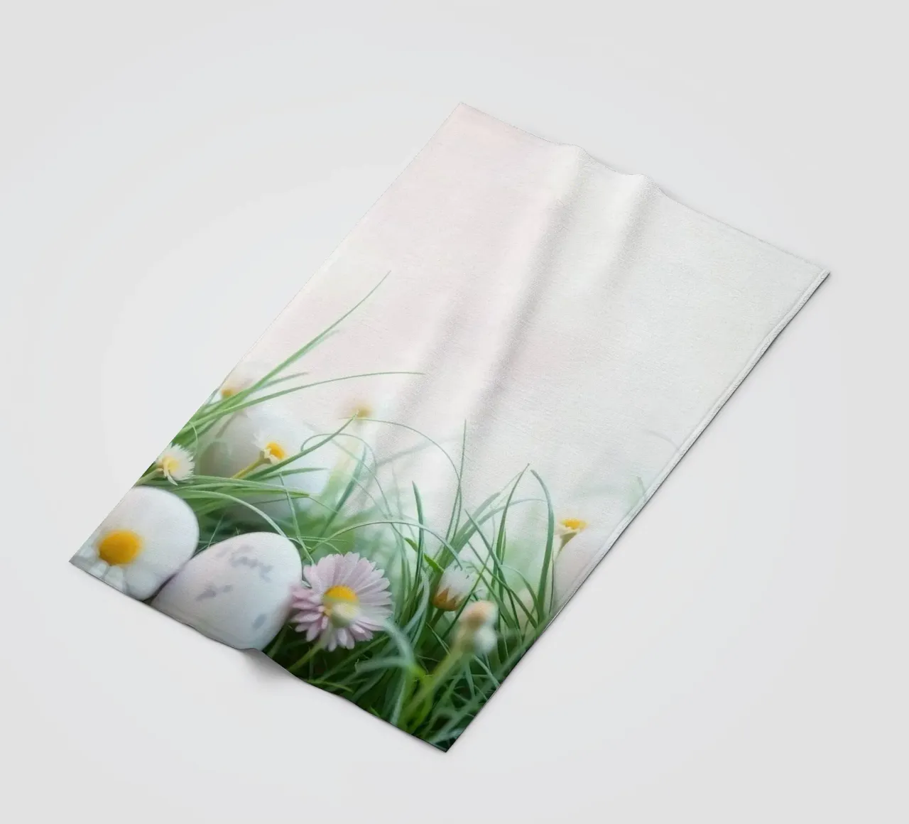 Caccia all'uovo di Pasqua in un prato pieno di margherite e di fiori. coperta in pile da DesignDoodle