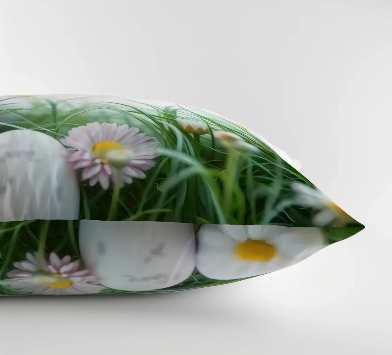 Caccia all'uovo di Pasqua in un prato pieno di margherite e di fiori. cuscino da DesignDoodle