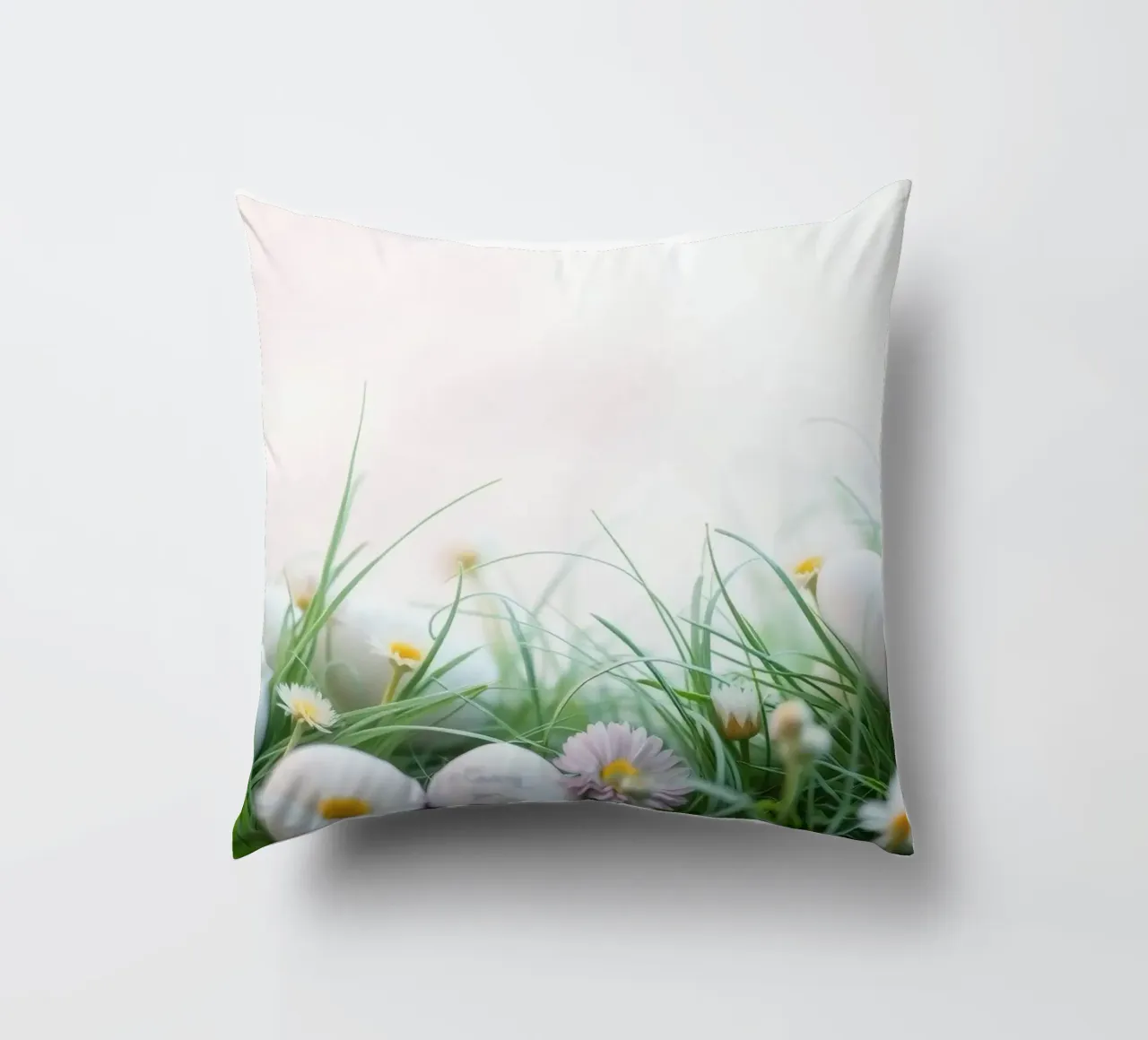 Caccia all'uovo di Pasqua in un prato pieno di margherite e di fiori. cuscino da DesignDoodle