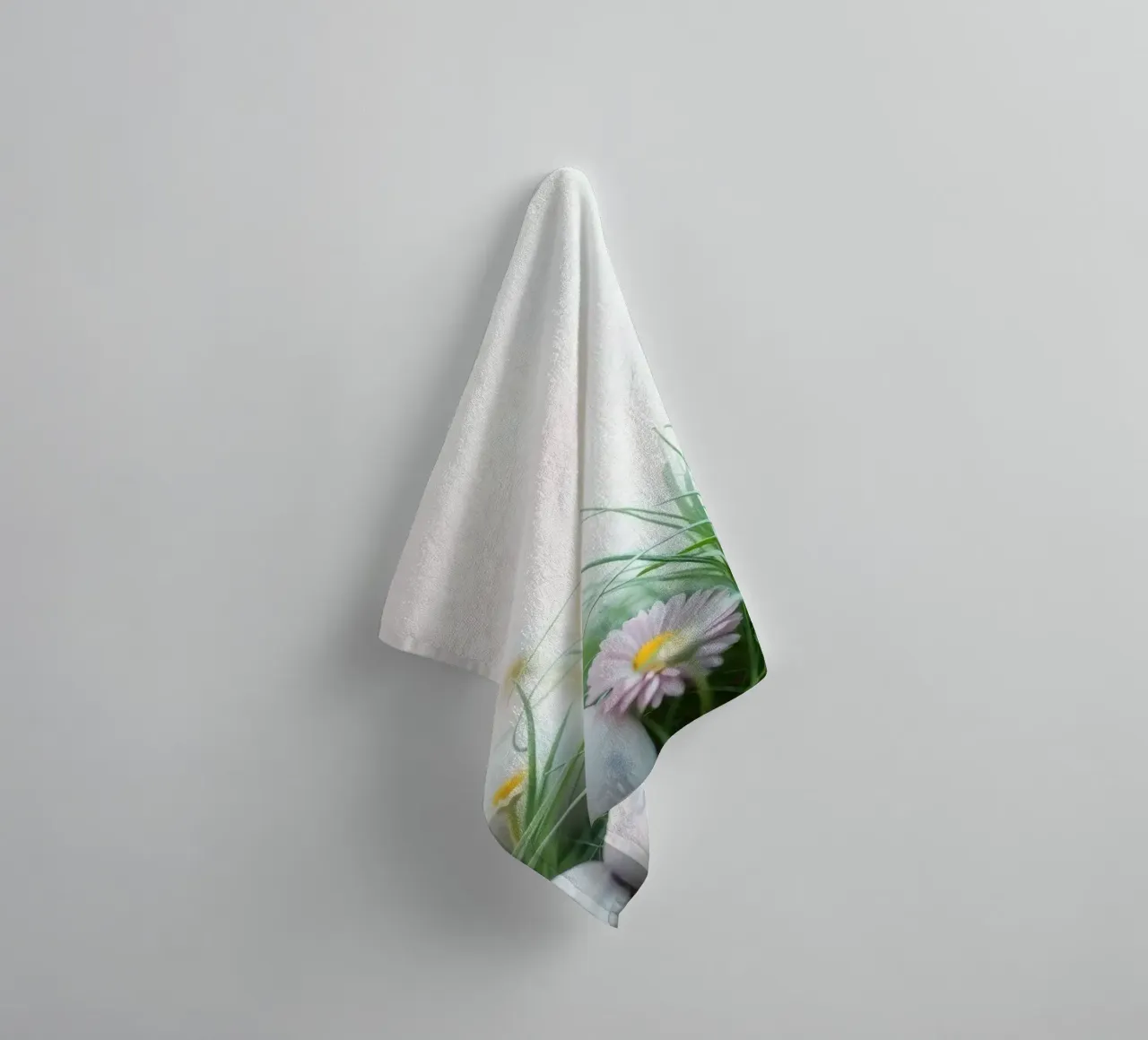Caccia all'uovo di Pasqua in un prato pieno di margherite e di fiori. asciugamano da bagno da DesignDoodle