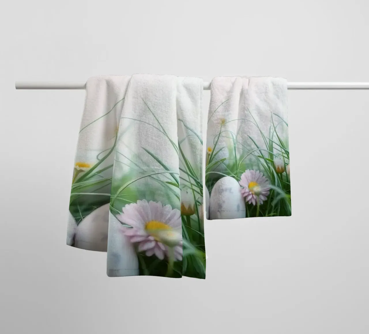Caccia all'uovo di Pasqua in un prato pieno di margherite e di fiori. asciugamano da bagno da DesignDoodle