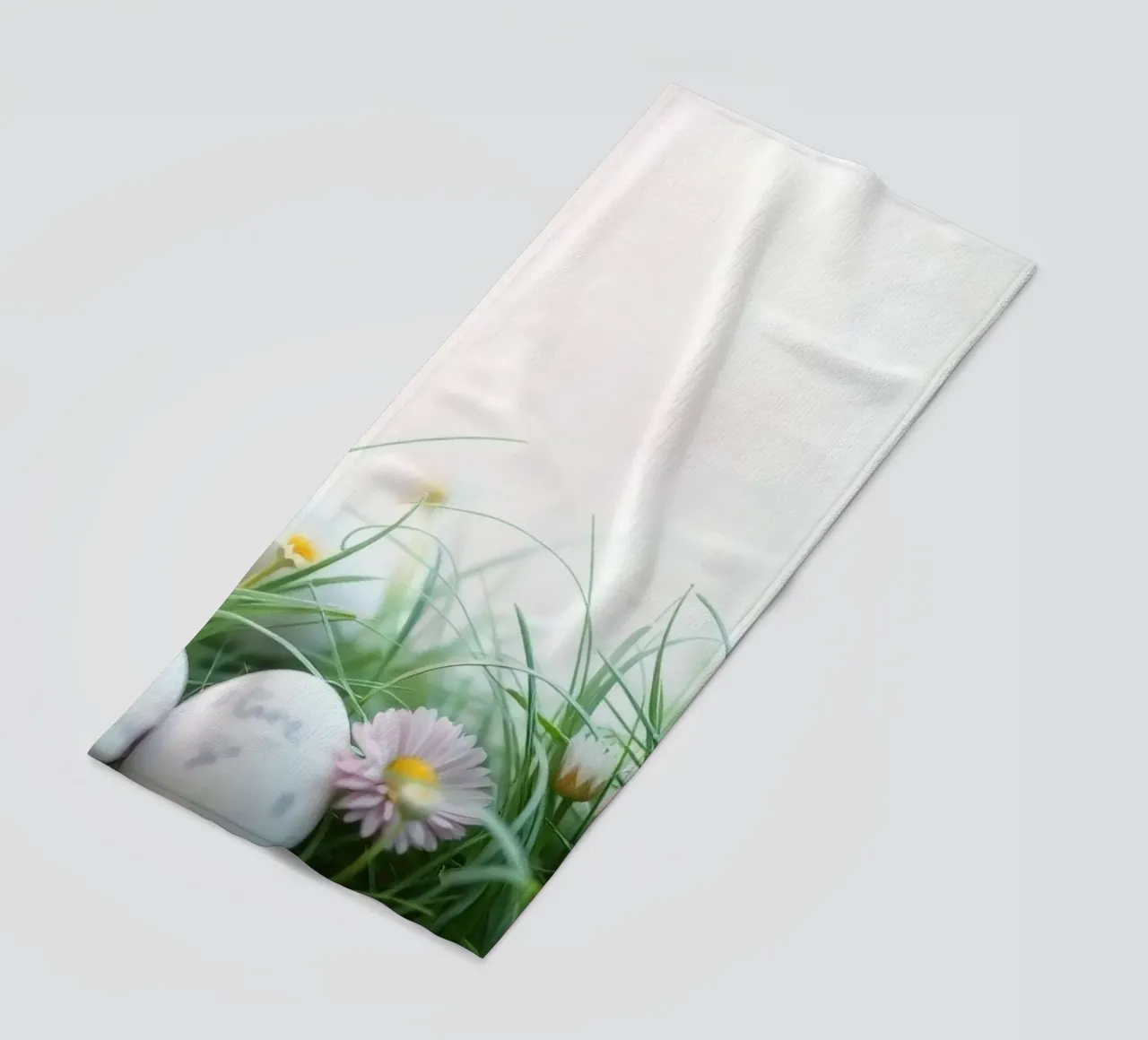 Caccia all'uovo di Pasqua in un prato pieno di margherite e di fiori. telo mare da DesignDoodle
