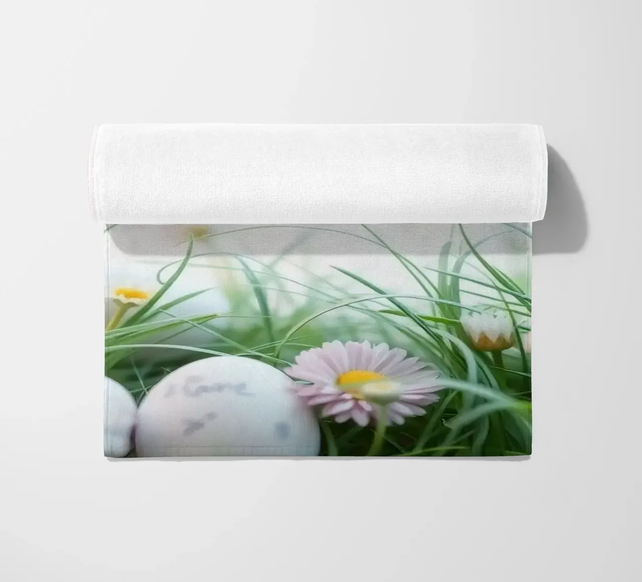 Caccia all'uovo di Pasqua in un prato pieno di margherite e di fiori. telo mare da DesignDoodle