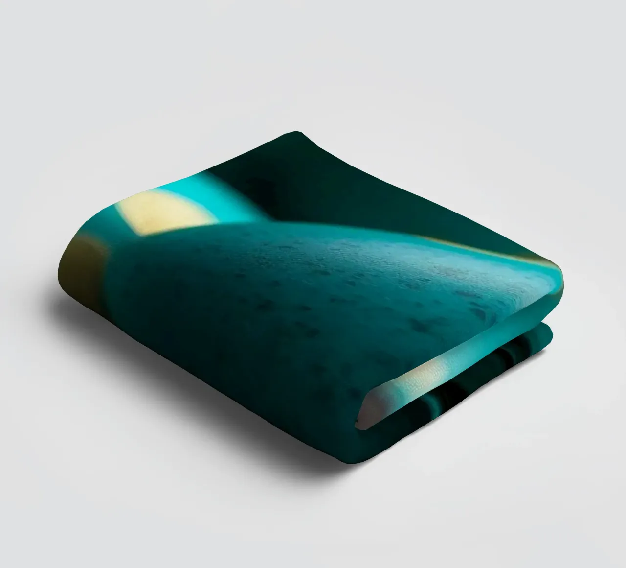 Uova decorative colorate esposte in un vivace nido asciugamano da bagno da DesignDoodle