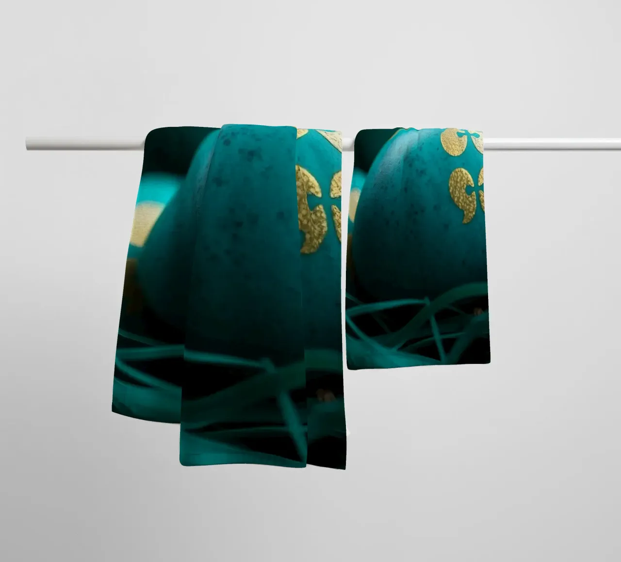 Uova decorative colorate esposte in un vivace nido asciugamano da bagno da DesignDoodle