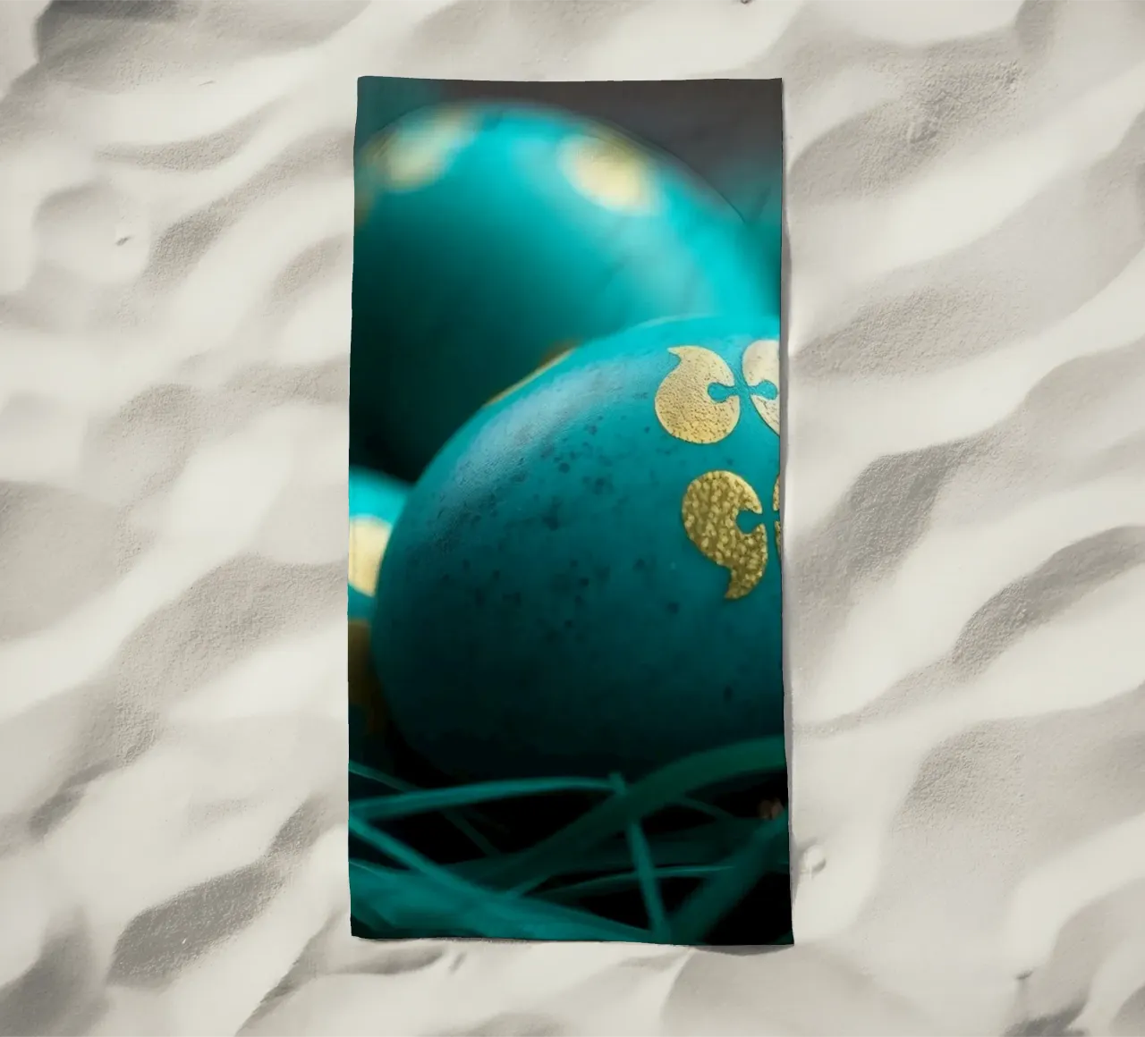 Uova decorative colorate esposte in un vivace nido telo mare da DesignDoodle