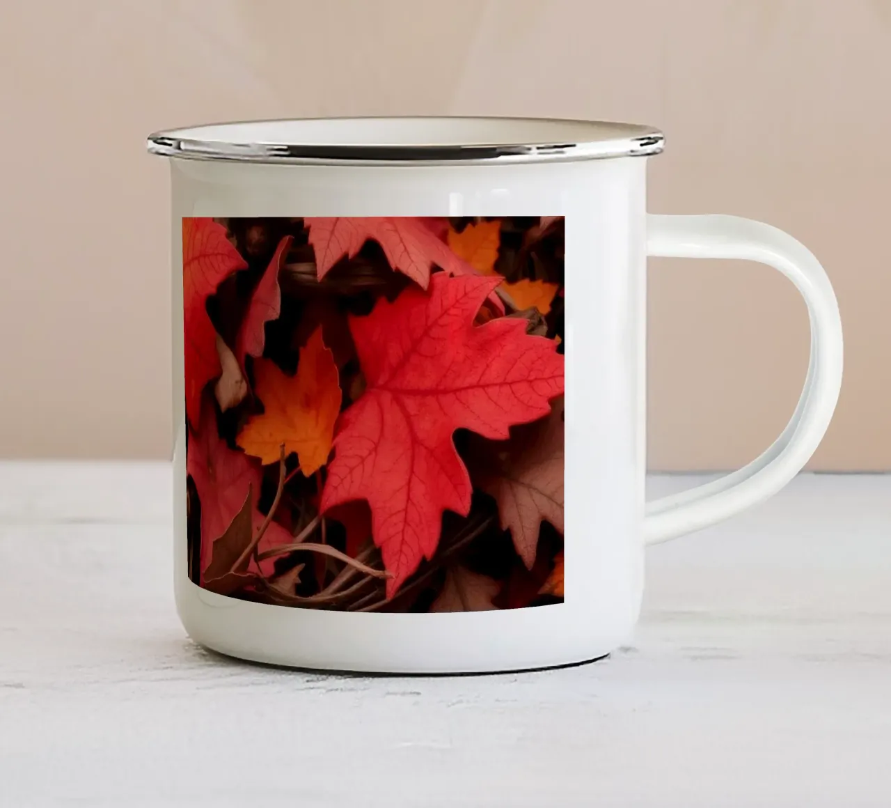 Feuilles d'automne dans des tons vibrants de rouge, d'orange et de jaune mug en émail de DesignDoodle