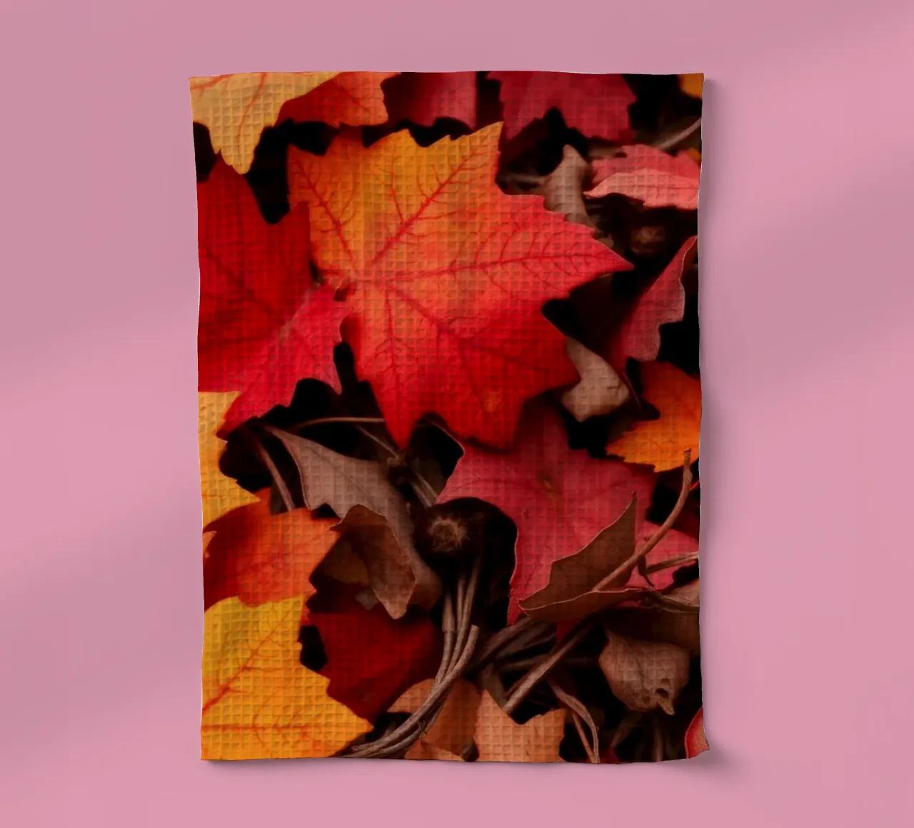 Feuilles d'automne dans des tons vibrants de rouge, d'orange et de jaune torchon de DesignDoodle
