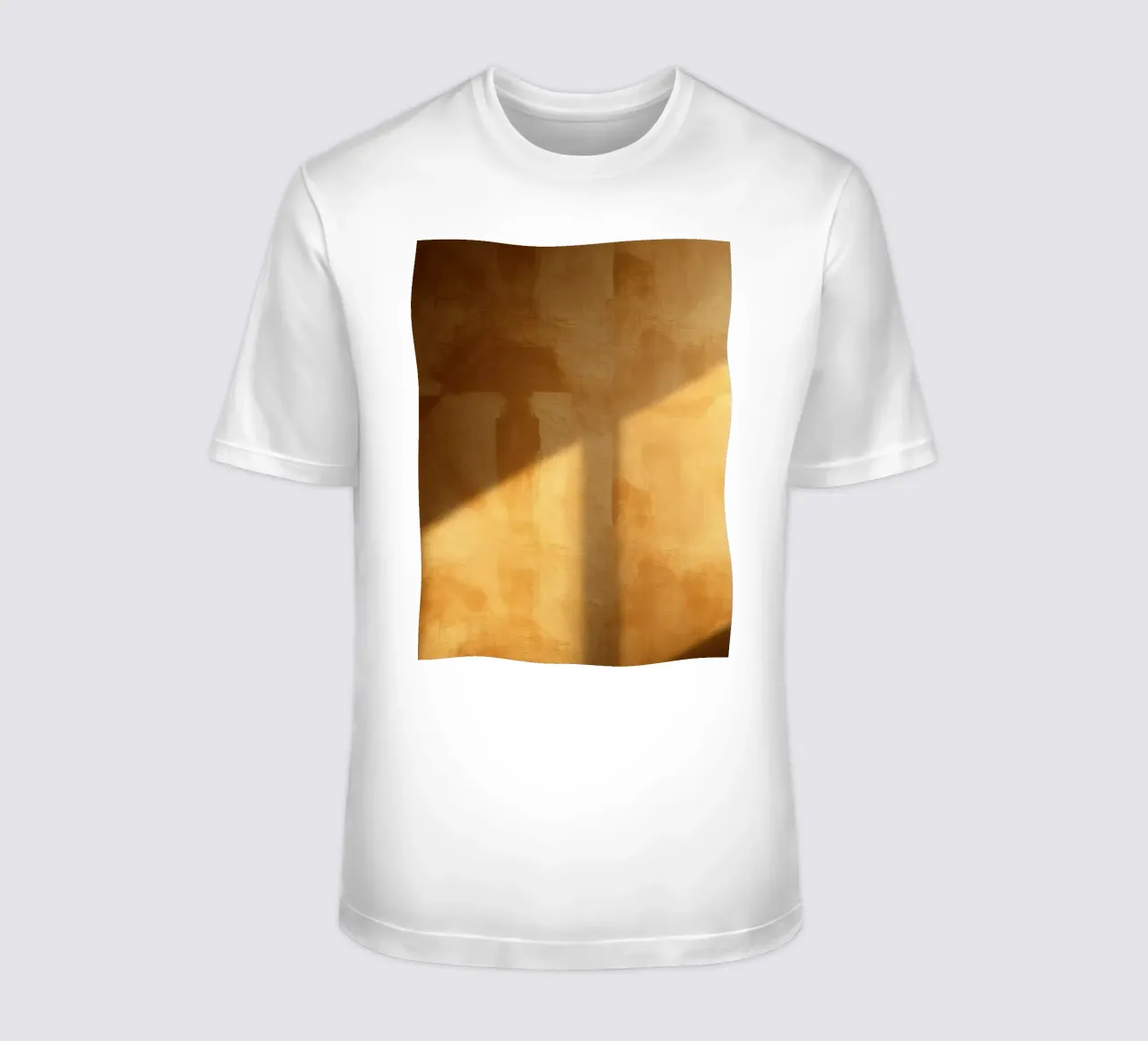 La luce soffusa del sole proietta ombre calde su una parete interna in un ambiente accogliente. t-shirt da DesignDoodle