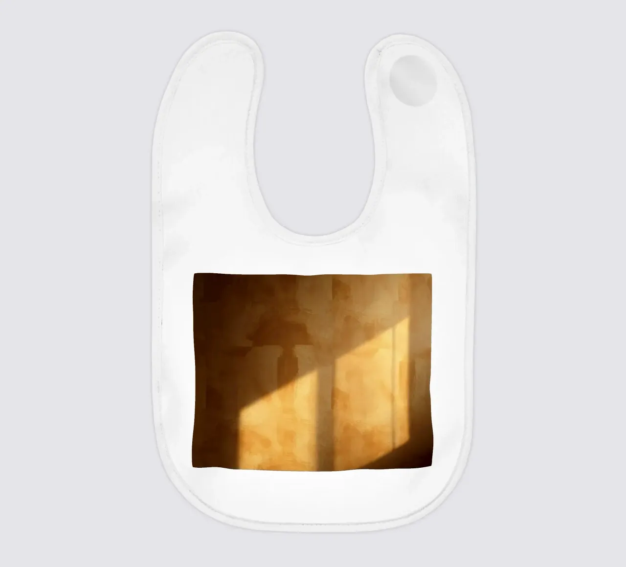 La luce soffusa del sole proietta ombre calde su una parete interna in un ambiente accogliente. bavaglino da DesignDoodle