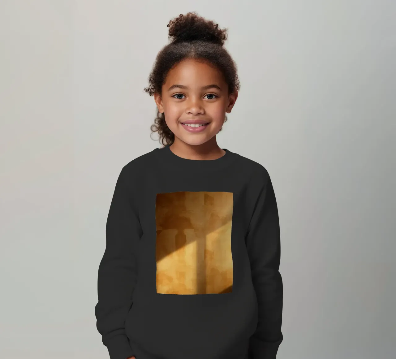 La luce soffusa del sole proietta ombre calde su una parete interna in un ambiente accogliente. felpa bambino da DesignDoodle