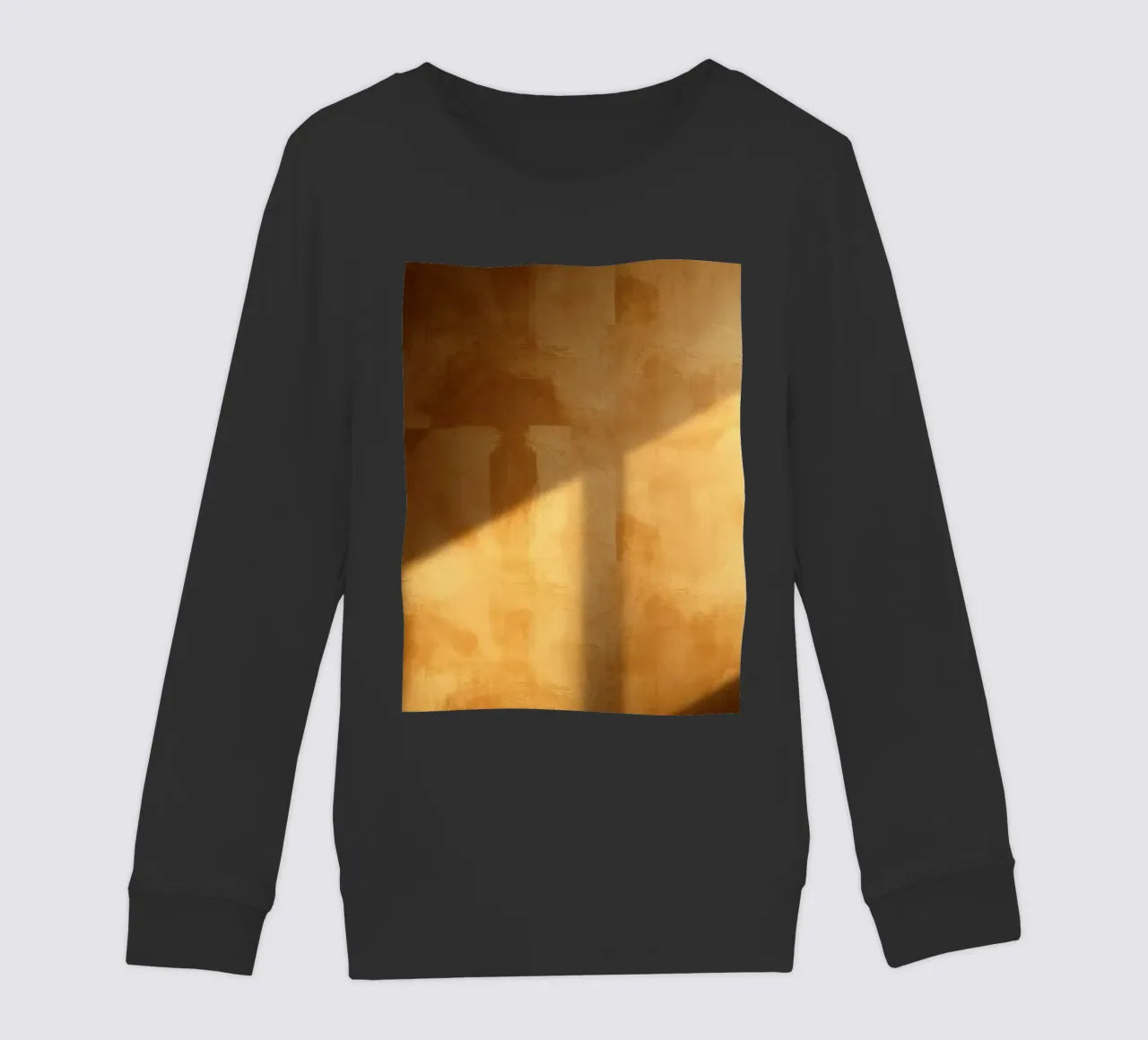 La luce soffusa del sole proietta ombre calde su una parete interna in un ambiente accogliente. felpa bambino da DesignDoodle