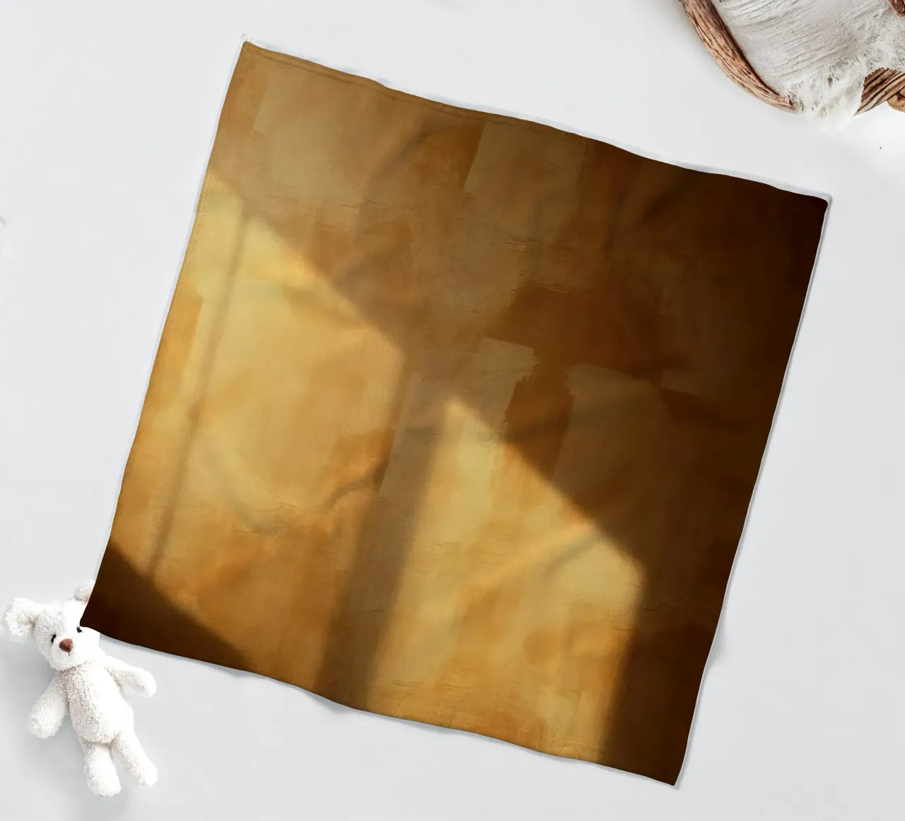 La luce soffusa del sole proietta ombre calde su una parete interna in un ambiente accogliente. coperta in pile da DesignDoodle