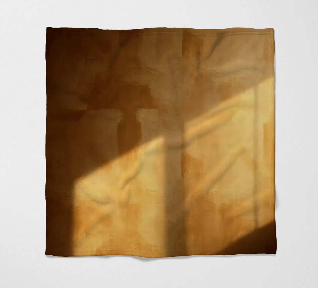 La luce soffusa del sole proietta ombre calde su una parete interna in un ambiente accogliente. coperta in pile da DesignDoodle