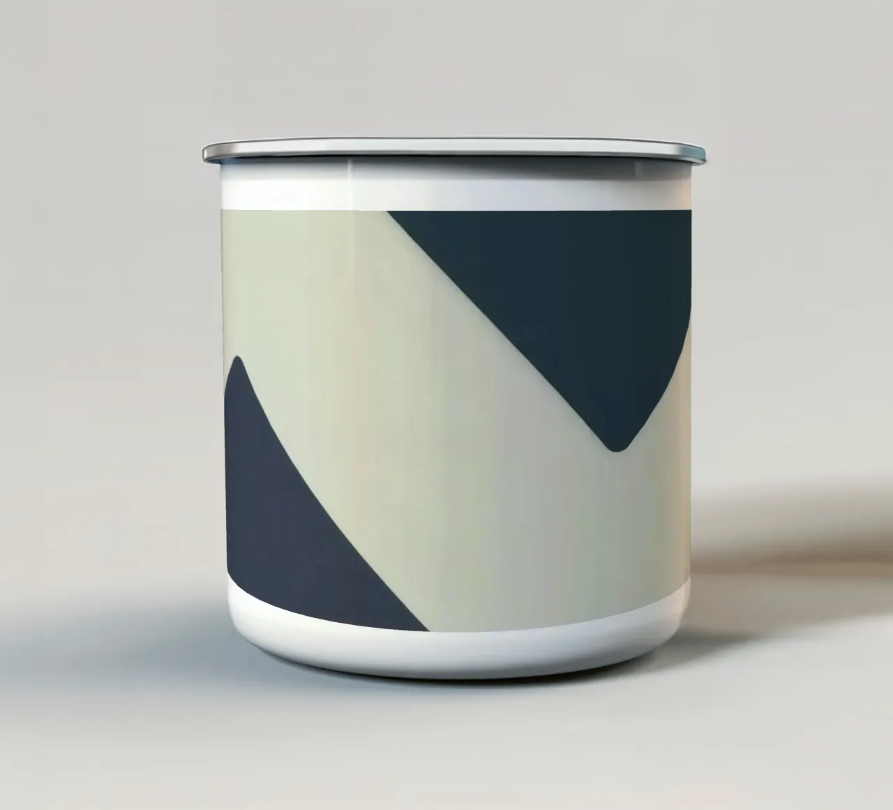 Forme geometriche astratte in colori contrastanti tazza in smalto da DesignDoodle