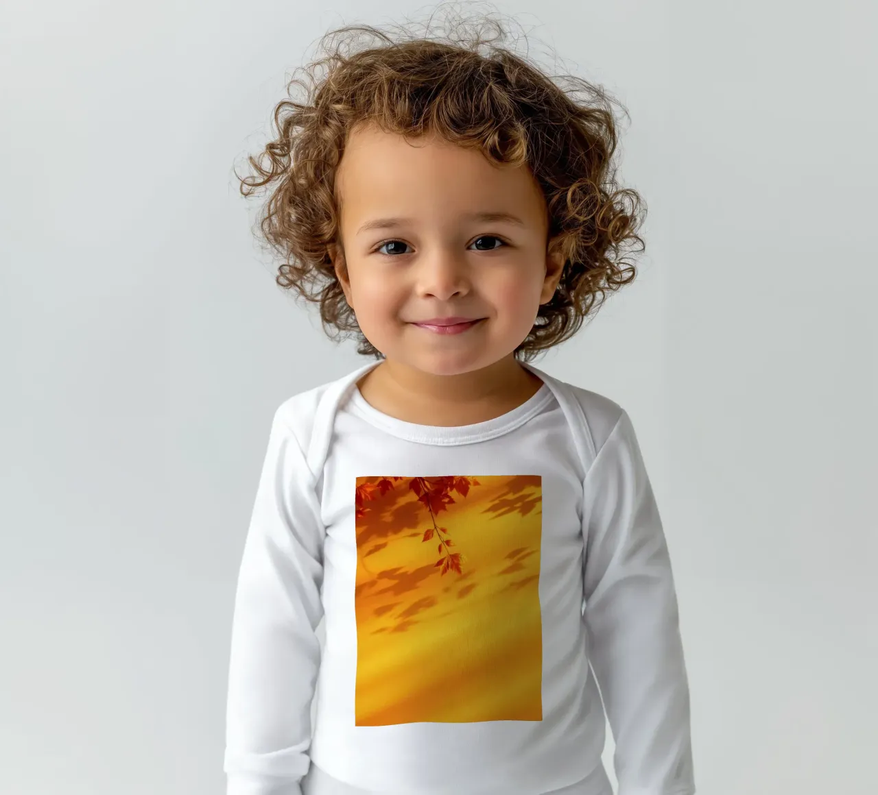 herfstbladeren werpen schaduwen op een warme gele achtergrond babyrompertje lange mouwen van DesignDoodle
