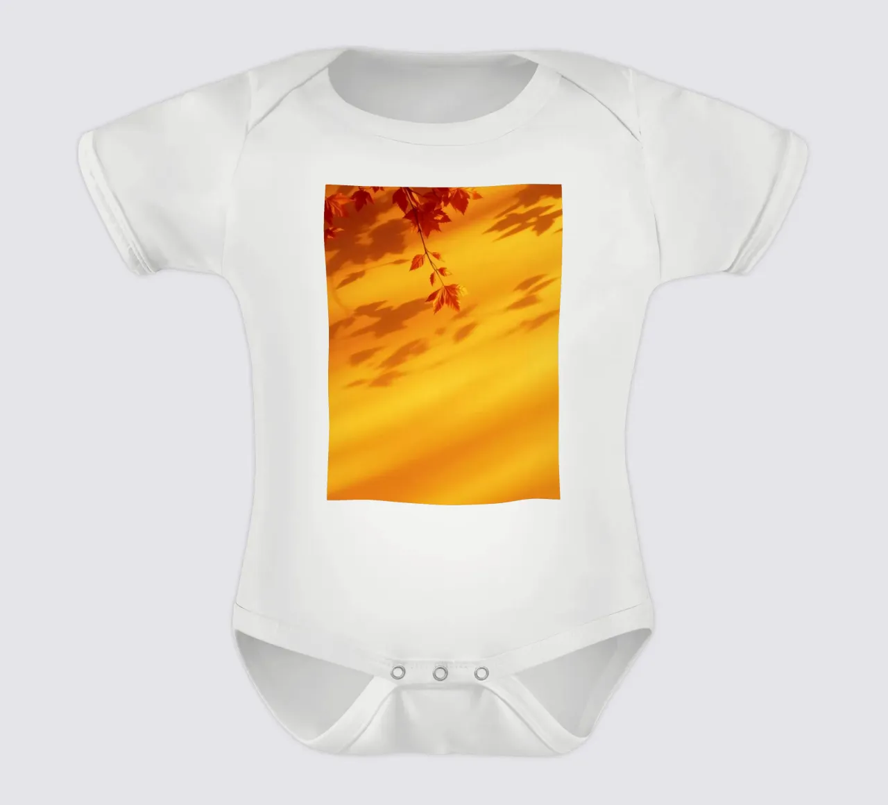 herfstbladeren werpen schaduwen op een warme gele achtergrond babyrompertje korte mouwen van DesignDoodle