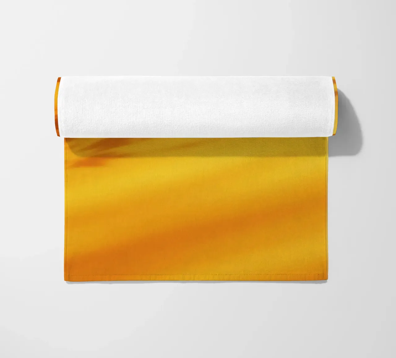 herfstbladeren werpen schaduwen op een warme gele achtergrond strandhanddoek van DesignDoodle