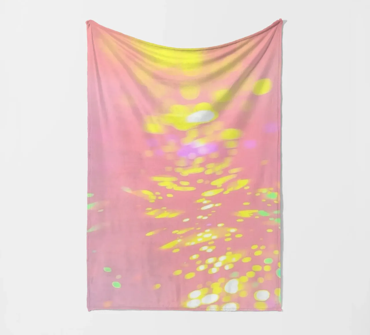 Riflessi scintillanti di luce colorata su un'arte rosa tenue coperta in pile da DesignDoodle