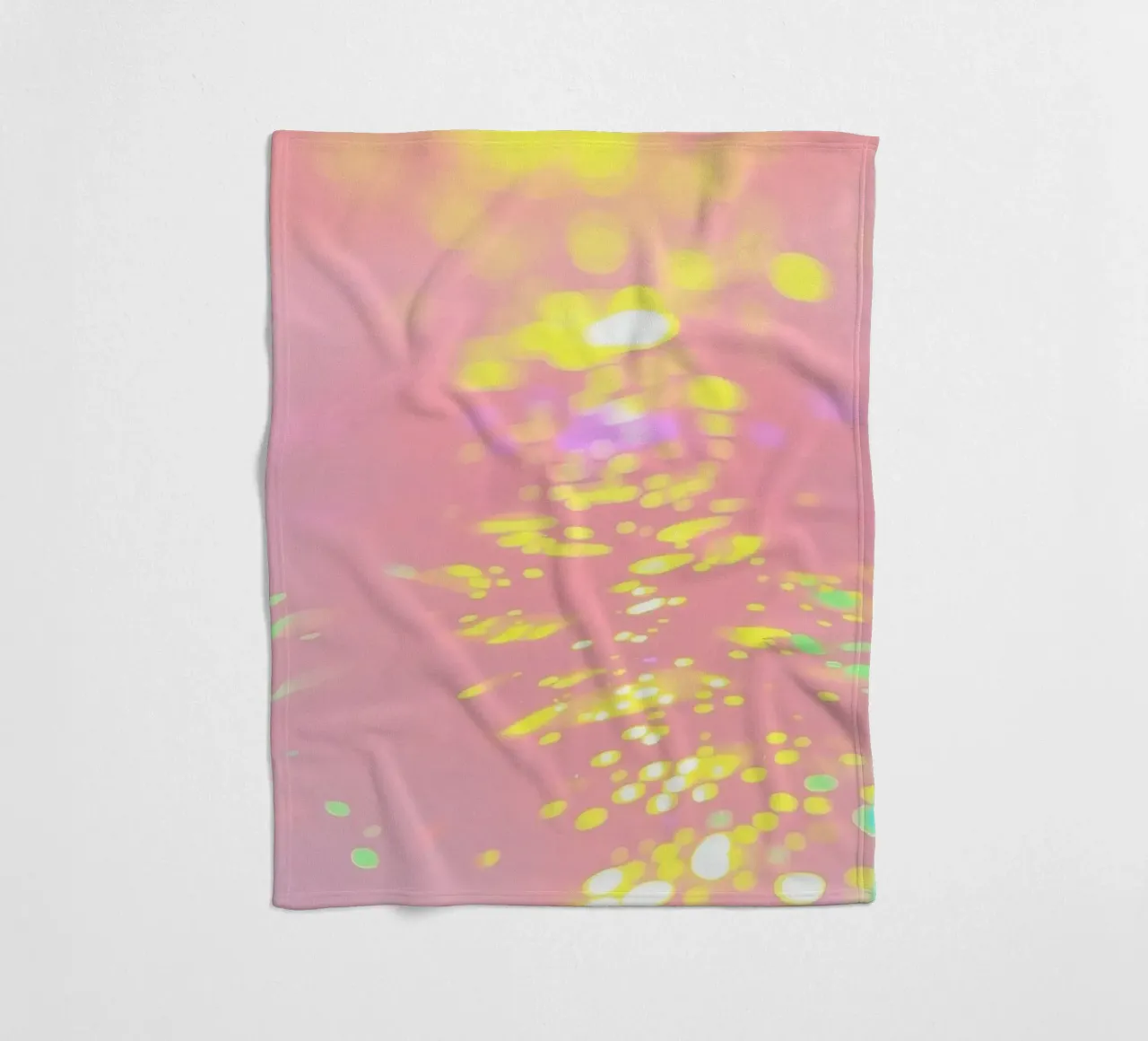 Riflessi scintillanti di luce colorata su un'arte rosa tenue coperta in pile da DesignDoodle