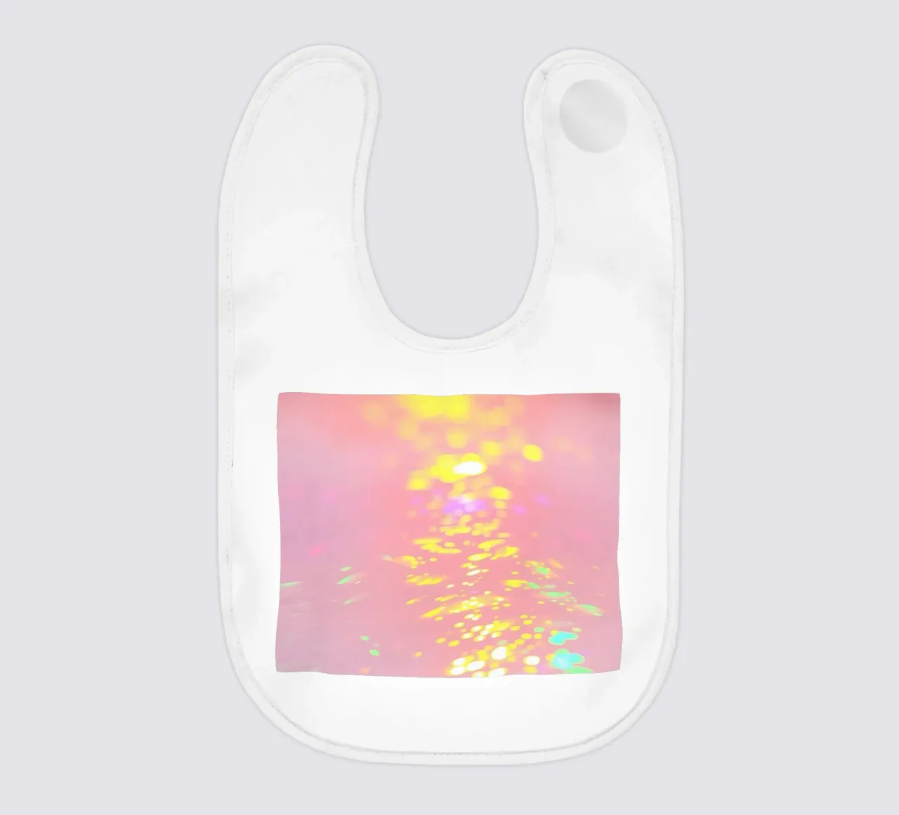 Riflessi scintillanti di luce colorata su un'arte rosa tenue bavaglino da DesignDoodle