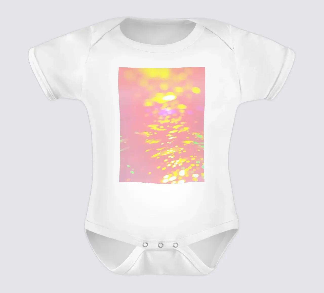 Reflets chatoyants d'une lumière colorée sur un art rose tendre body bébé de DesignDoodle