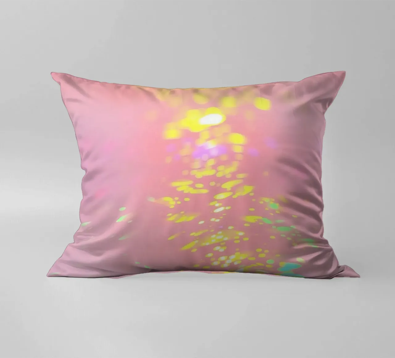 Riflessi scintillanti di luce colorata su un'arte rosa tenue cuscino da DesignDoodle