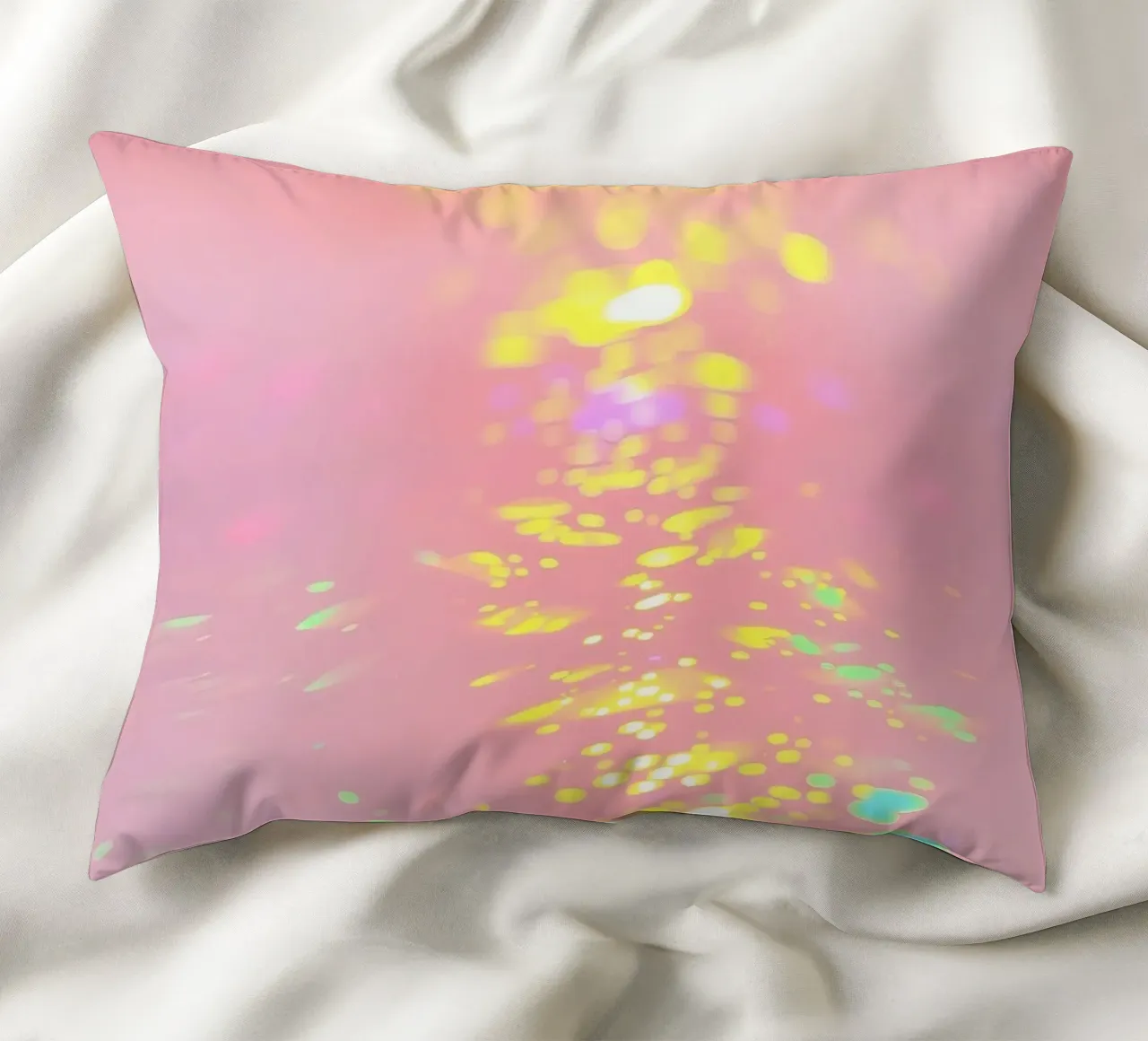 Riflessi scintillanti di luce colorata su un'arte rosa tenue cuscino da DesignDoodle