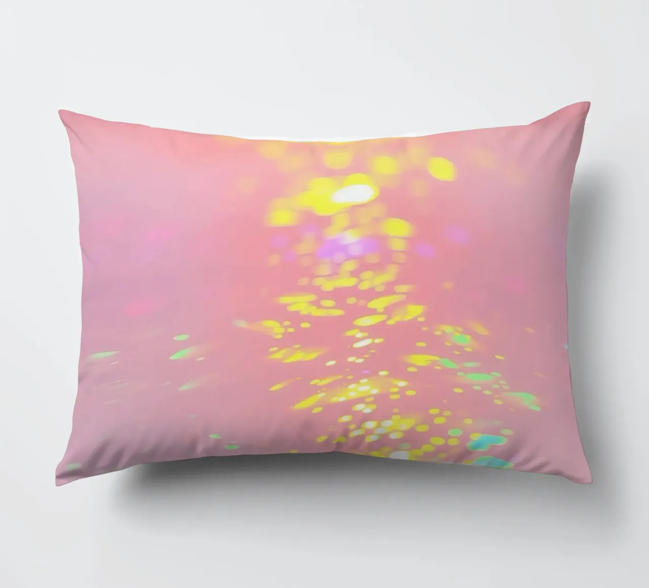 Riflessi scintillanti di luce colorata su un'arte rosa tenue cuscino da DesignDoodle