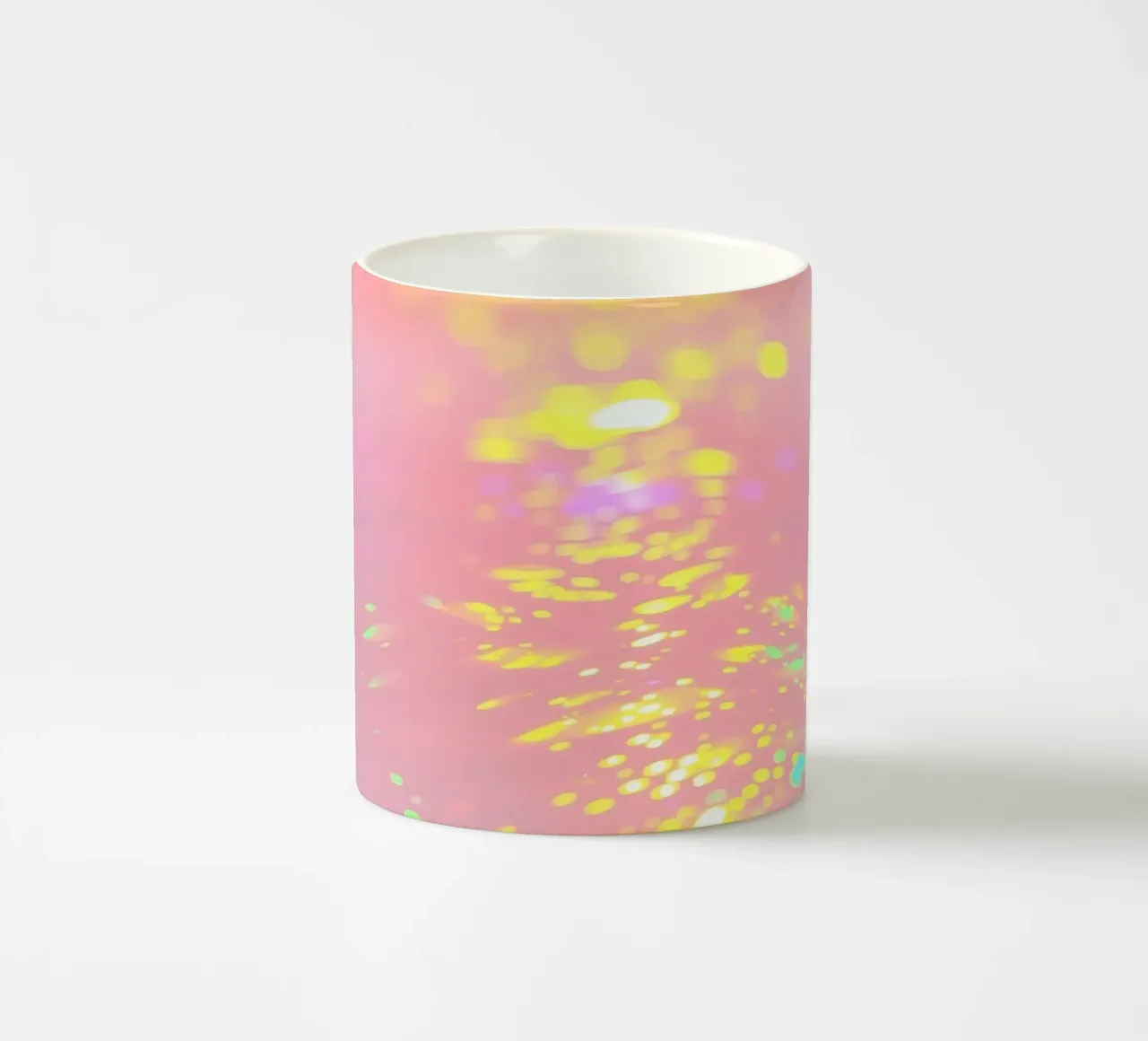 Riflessi scintillanti di luce colorata su un'arte rosa tenue tazza in ceramica da DesignDoodle
