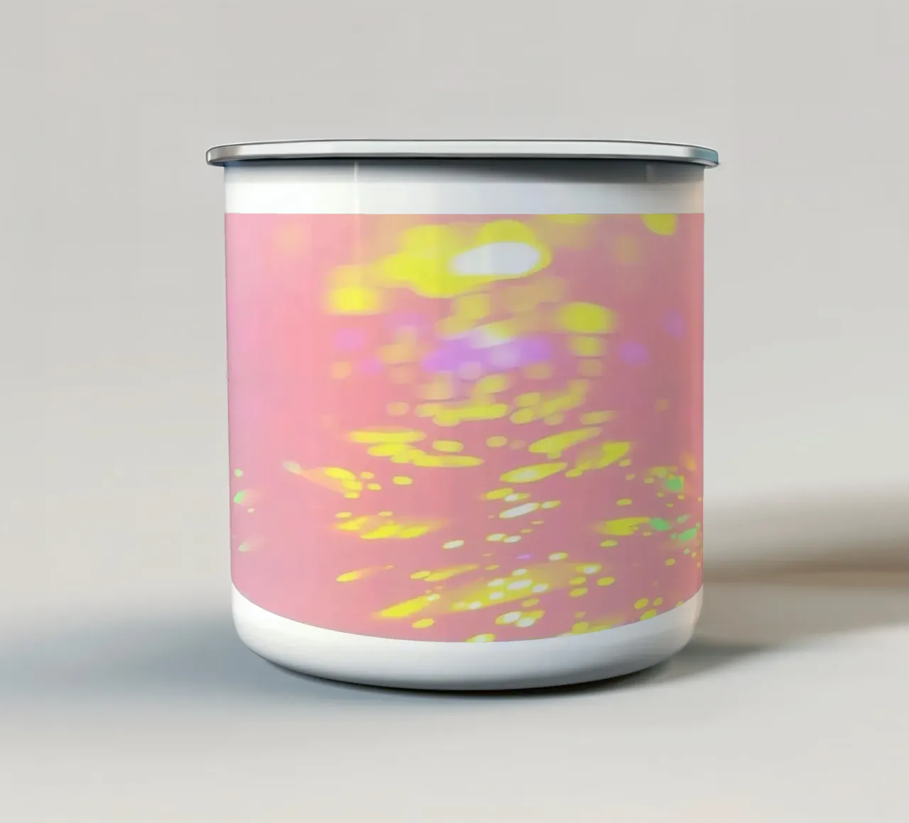 Riflessi scintillanti di luce colorata su un'arte rosa tenue tazza in smalto da DesignDoodle