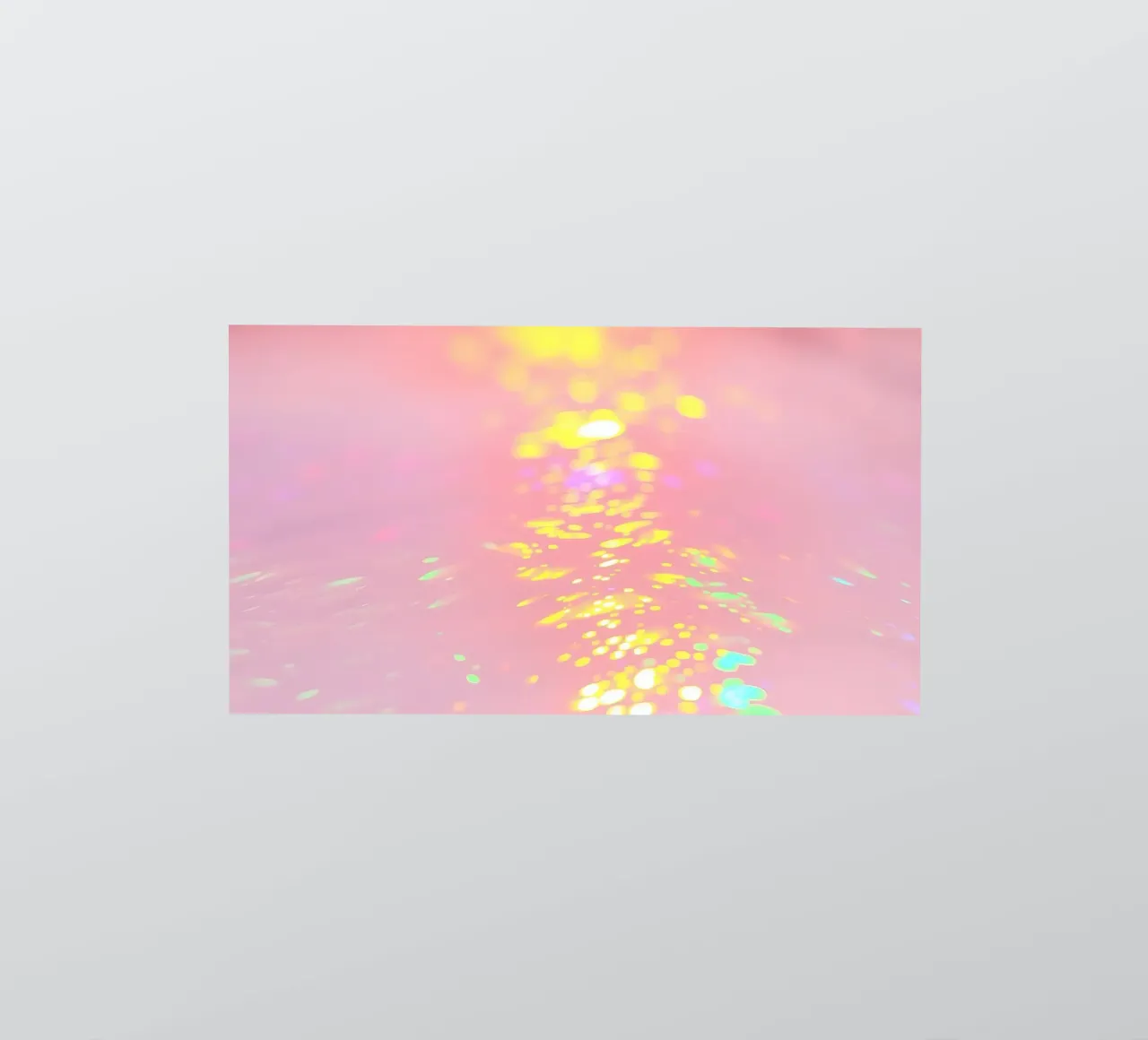 Reflets chatoyants d'une lumière colorée sur un art rose tendre autocollant de DesignDoodle
