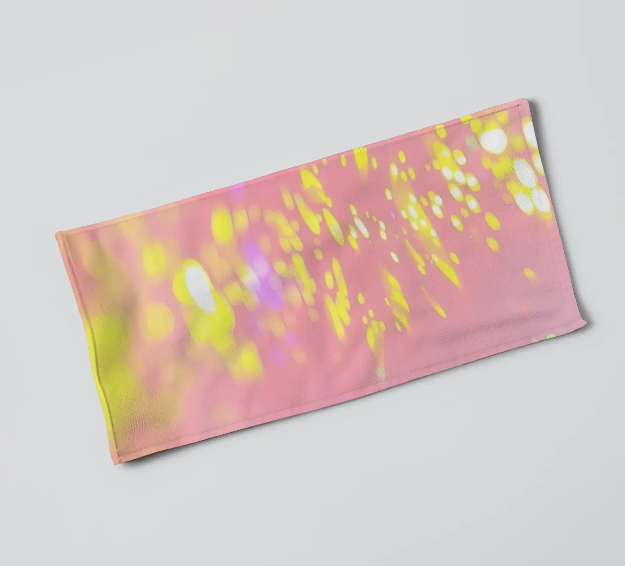 Reflets chatoyants d'une lumière colorée sur un art rose tendre serviette de bain de DesignDoodle