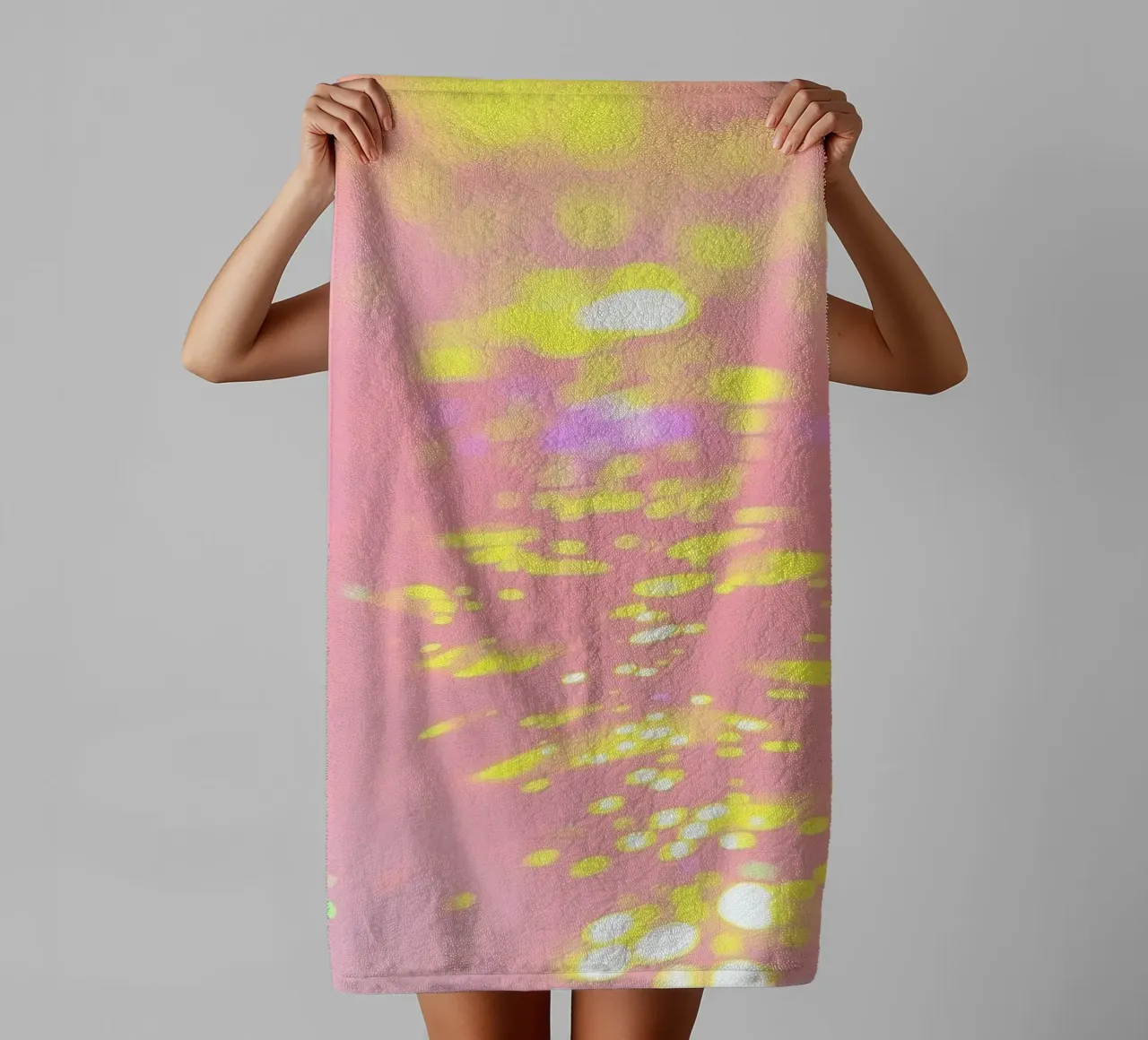 Reflets chatoyants d'une lumière colorée sur un art rose tendre serviette de bain de DesignDoodle