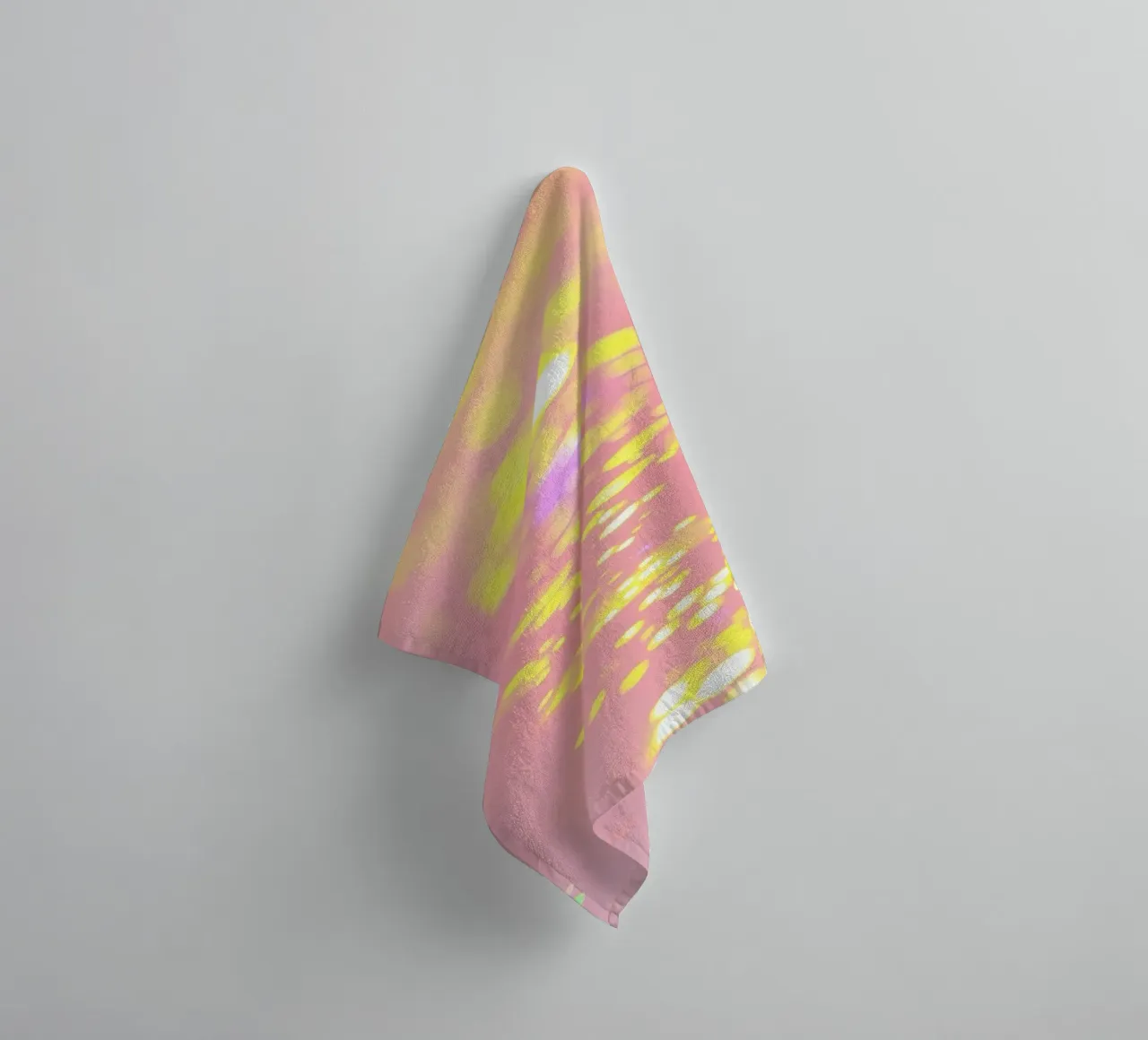 Reflets chatoyants d'une lumière colorée sur un art rose tendre serviette de bain de DesignDoodle