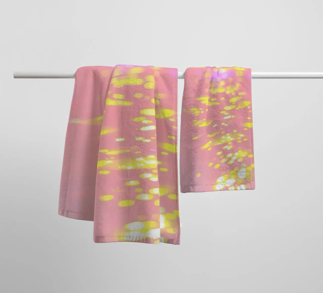 Reflets chatoyants d'une lumière colorée sur un art rose tendre serviette de bain de DesignDoodle