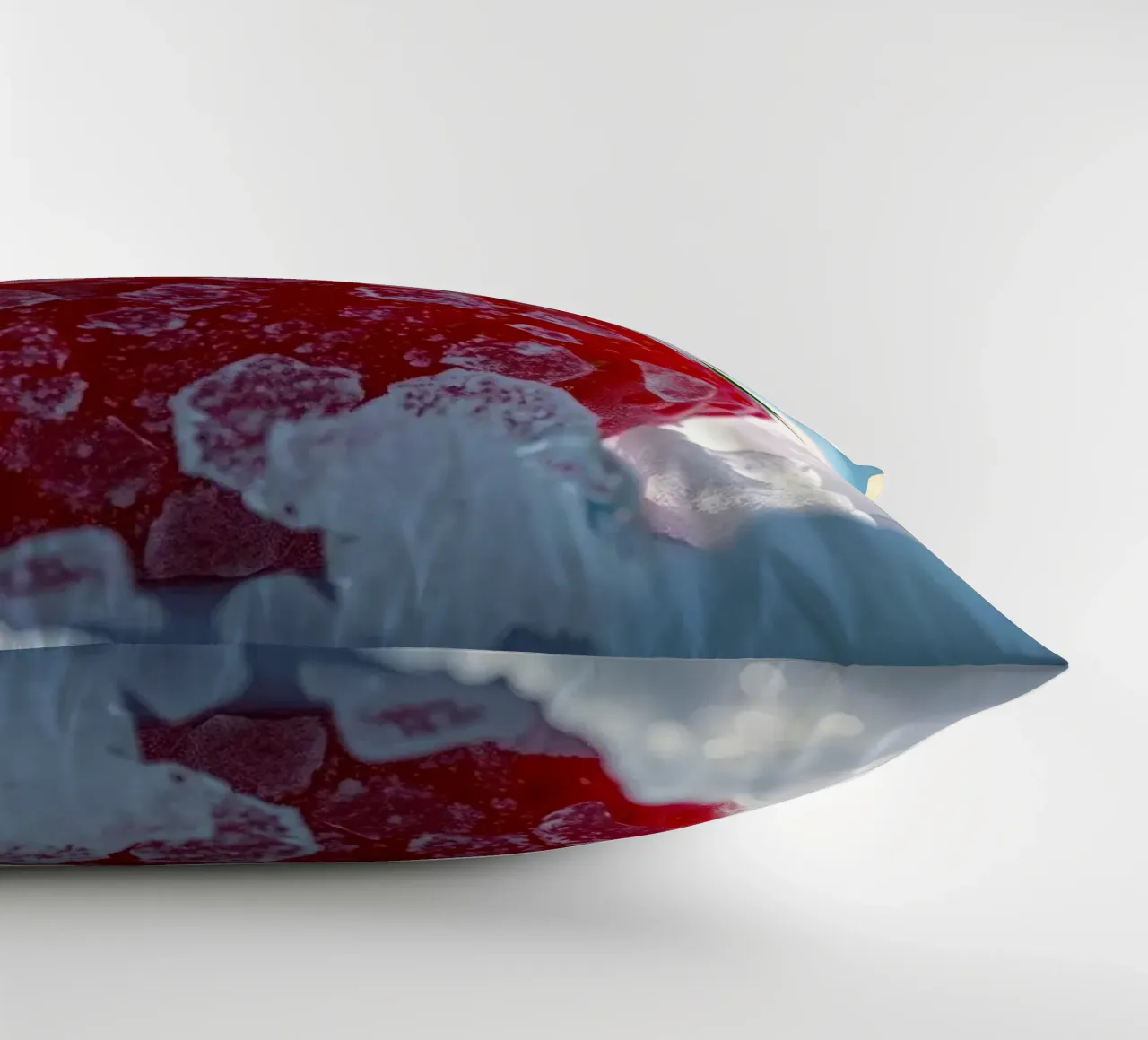 Fragole fresche circondate da cristalli di ghiaccio cuscino da DesignDoodle