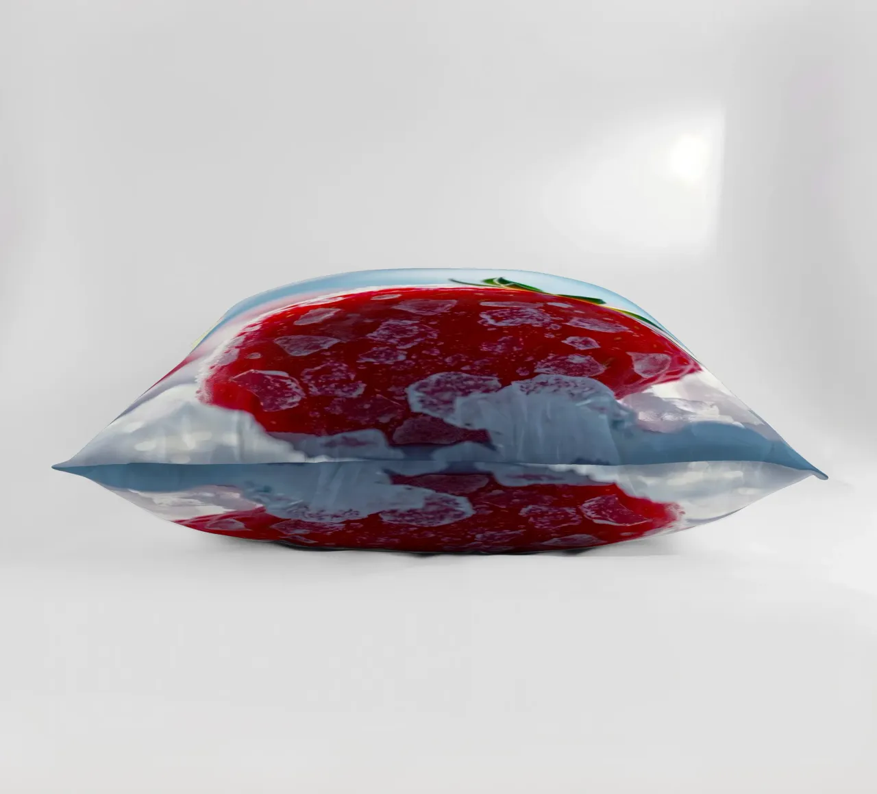Fragole fresche circondate da cristalli di ghiaccio cuscino da DesignDoodle