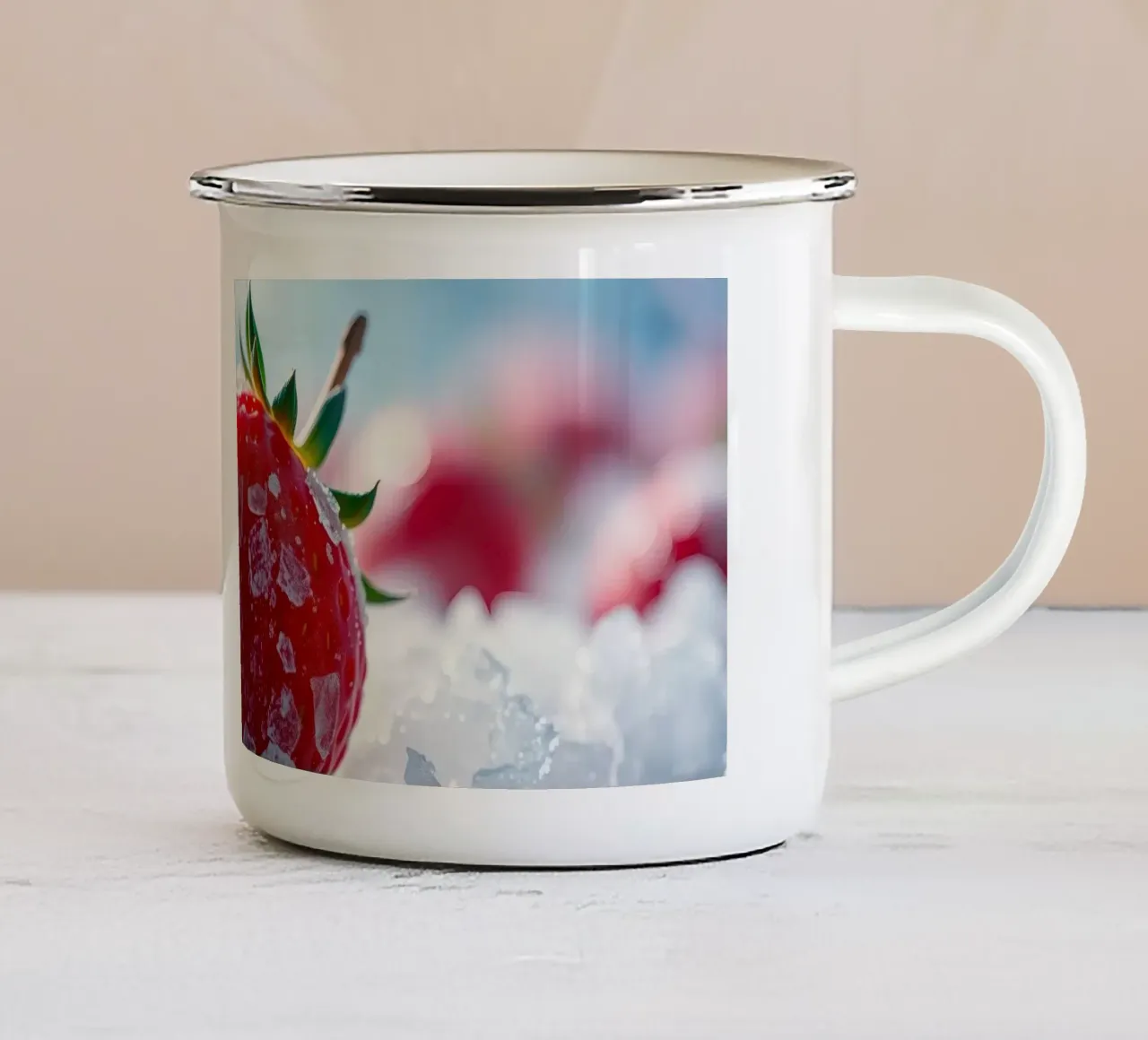 Fragole fresche circondate da cristalli di ghiaccio tazza in smalto da DesignDoodle