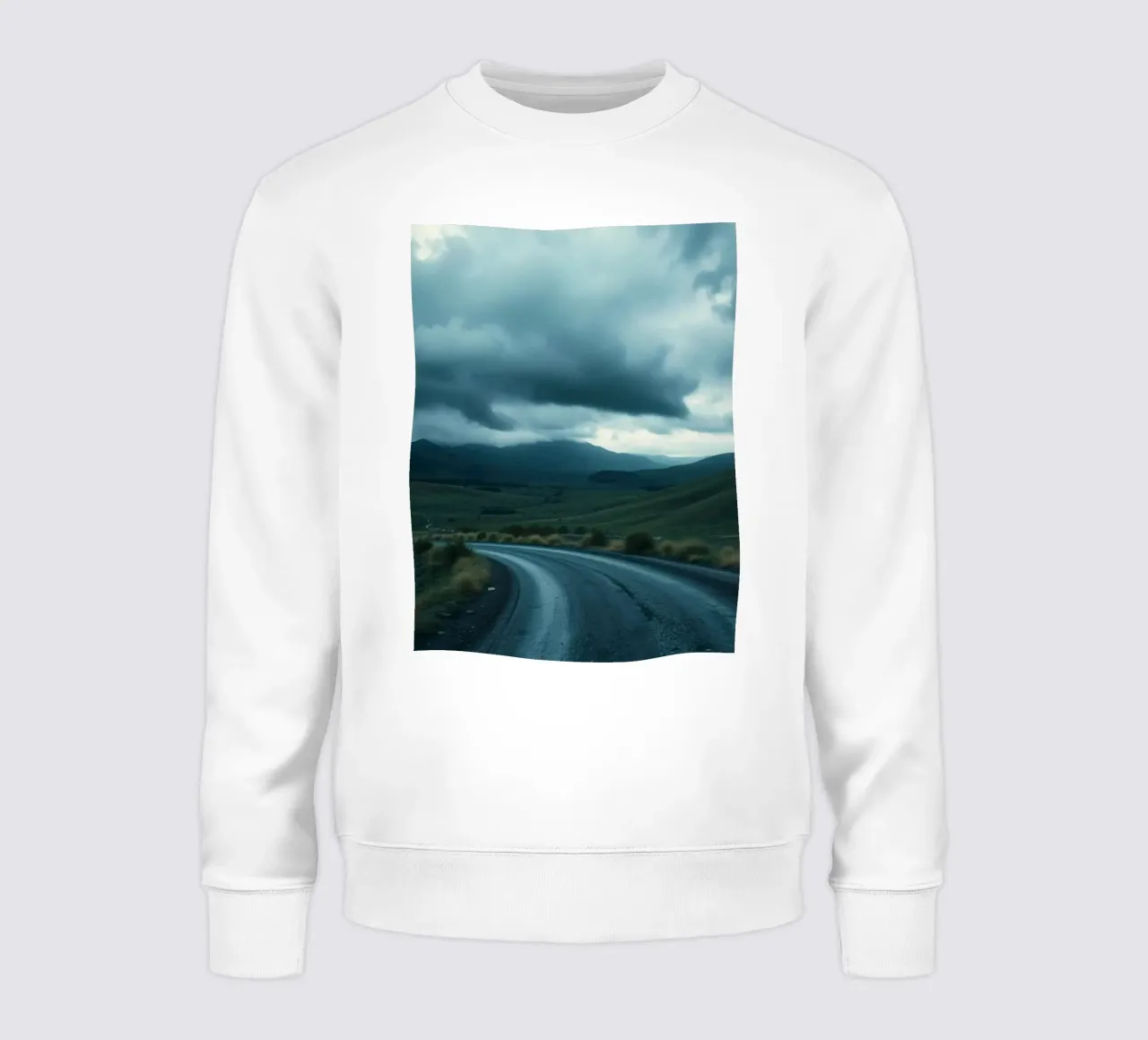 Route serpentant à travers les montagnes sous un ciel orageux sweat de DesignDoodle