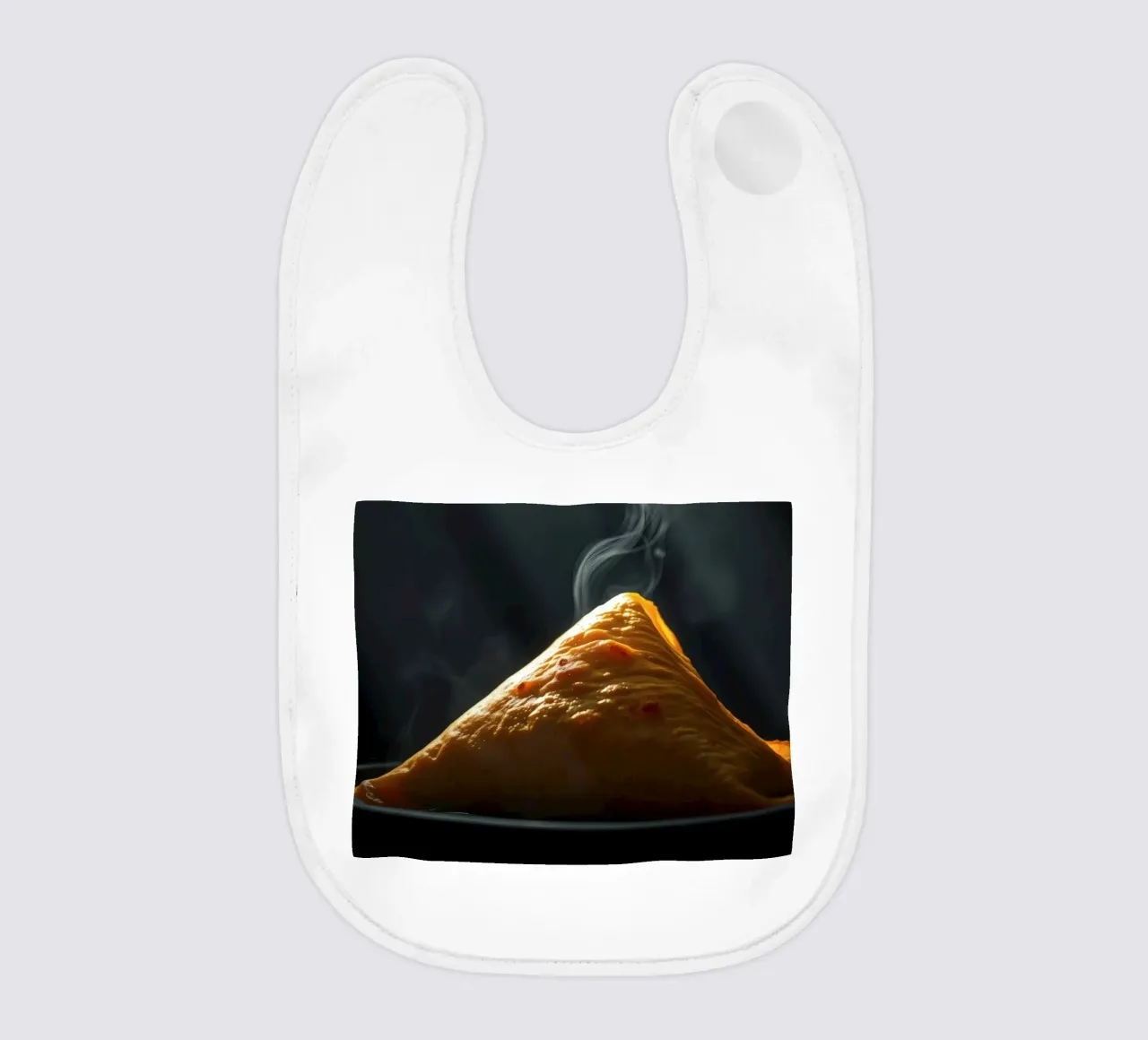 Samosa caldi e fumanti esposti su un piatto nero, in chiaro scuro bavaglino da DesignDoodle