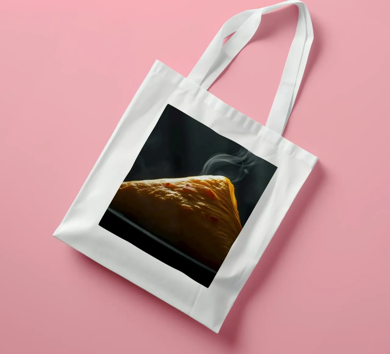 Samosa caldi e fumanti esposti su un piatto nero, in chiaro scuro borsa in juta da DesignDoodle