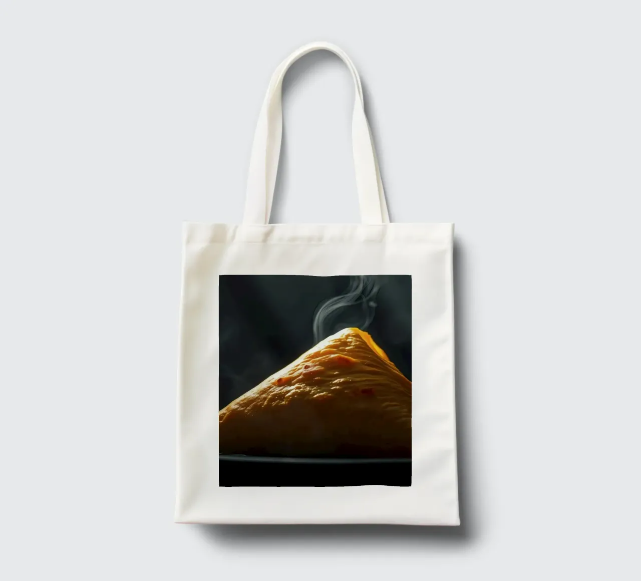 Samosa caldi e fumanti esposti su un piatto nero, in chiaro scuro borsa in juta da DesignDoodle
